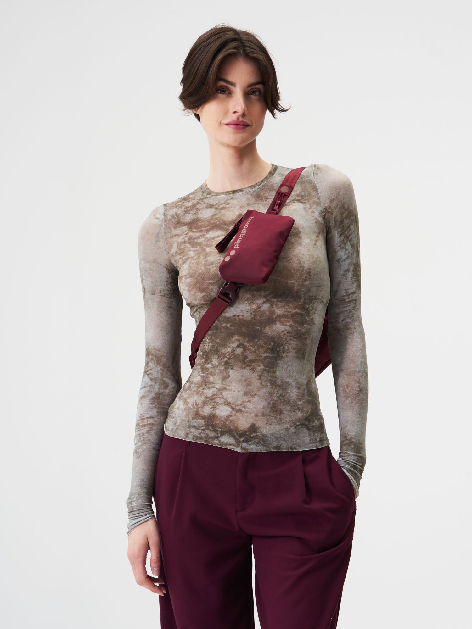 inqponq-Aksel-Changeant-Glazed-Red-model-front