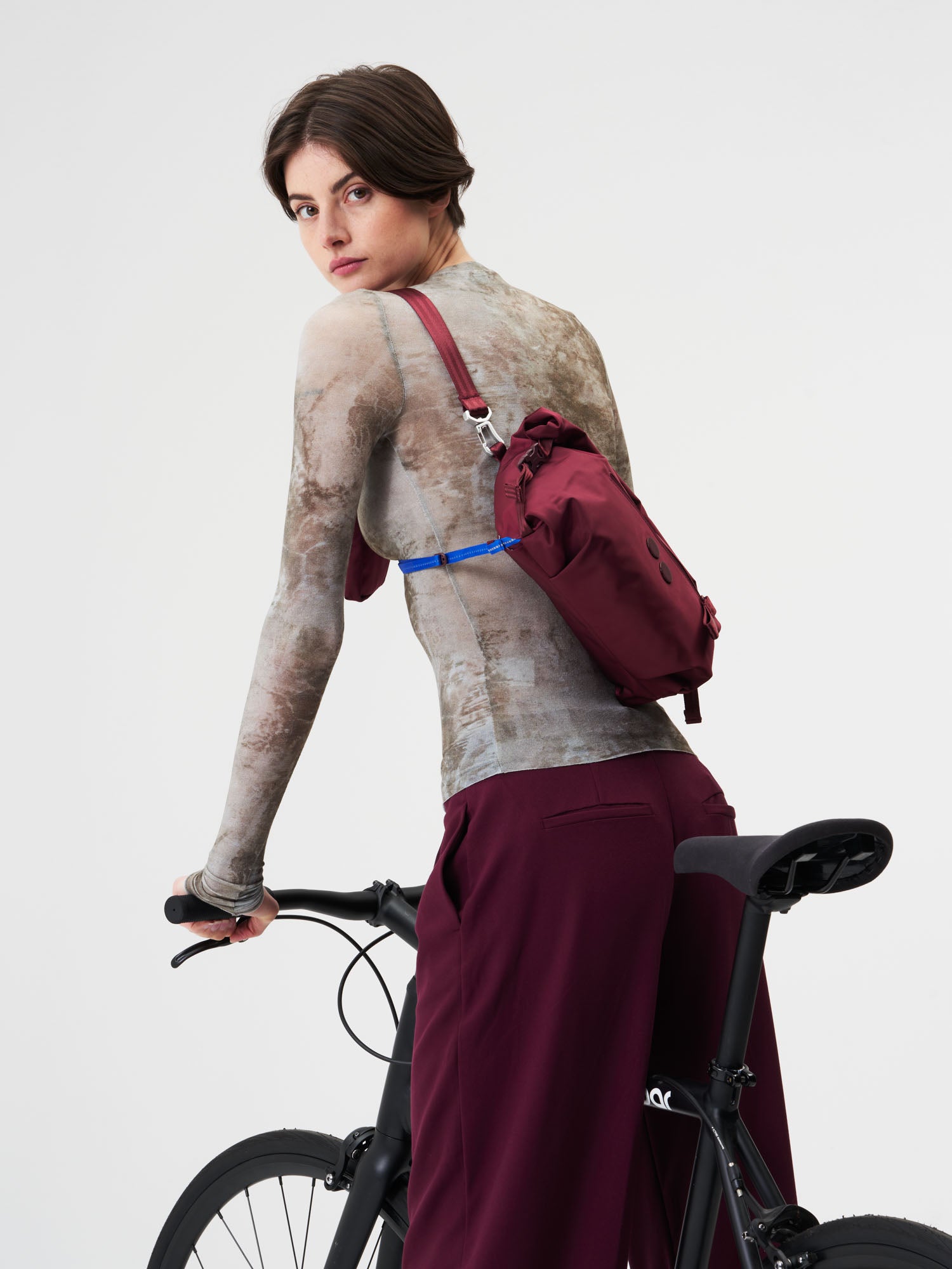inqponq-Aksel-Changeant-Glazed-Red-model-front