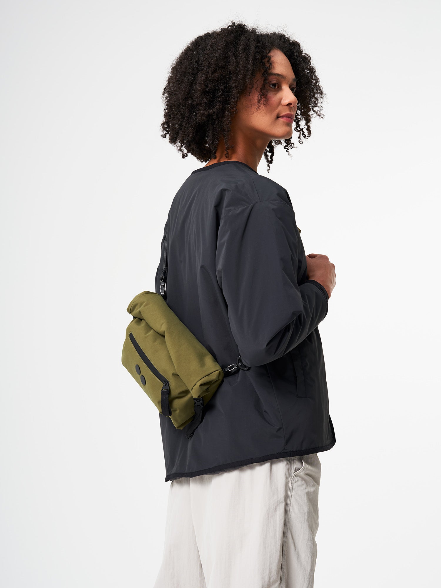 pinqponq-Aksel-Solid-Olive-model-back