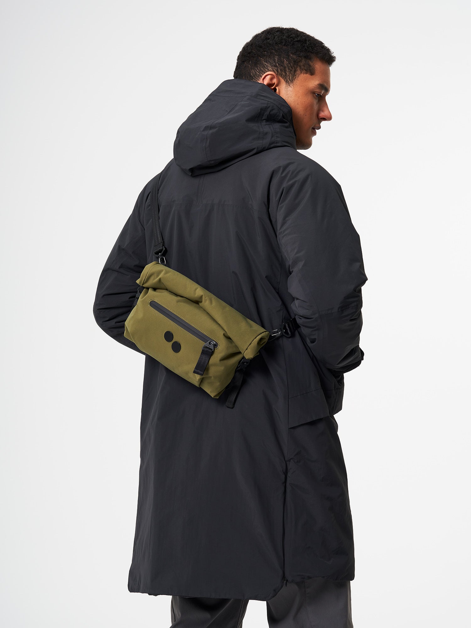 pinqponq-Aksel-Solid-Olive-model-back