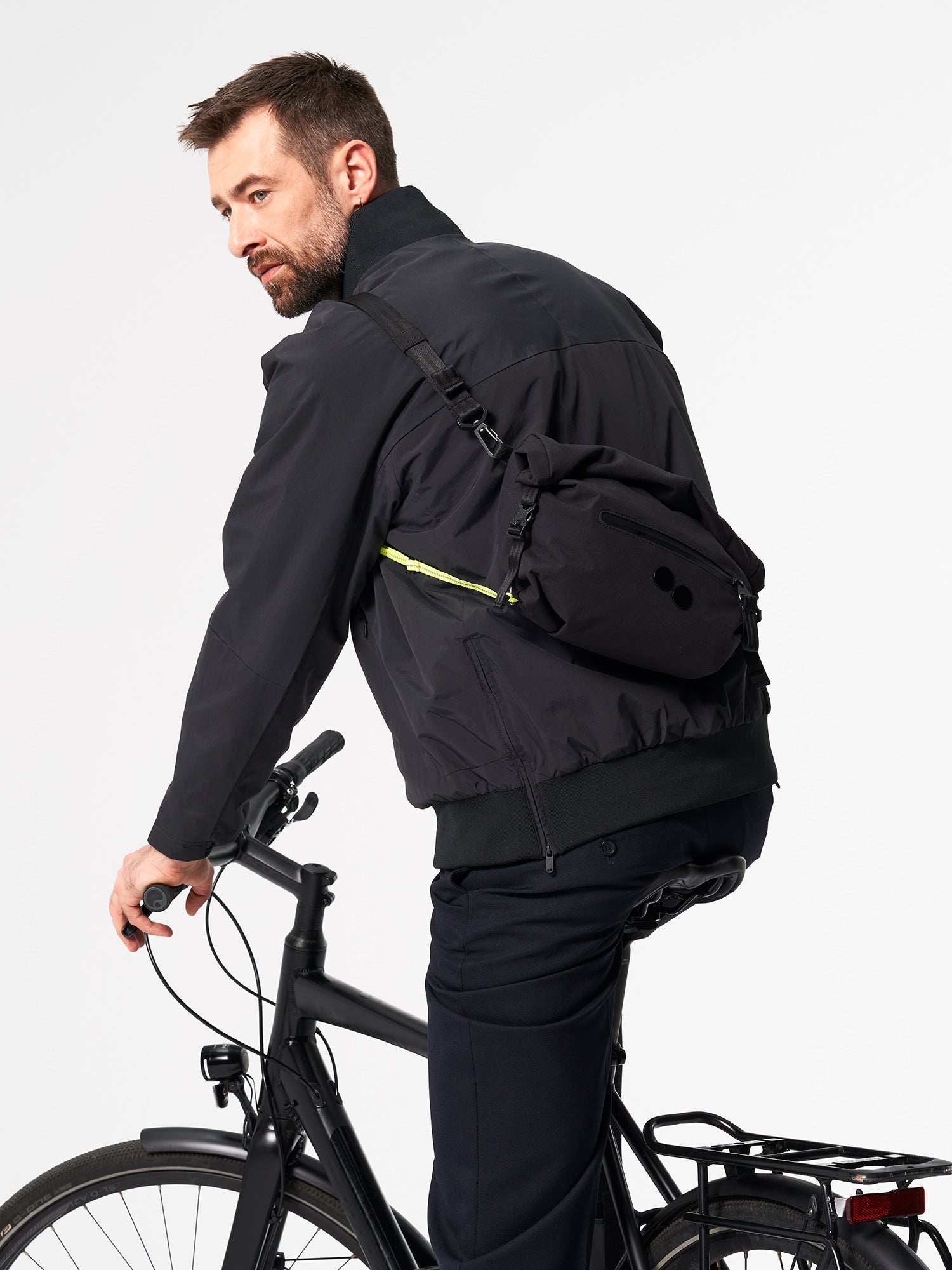 pinqponq-Aksel-Solid-Black-model-back