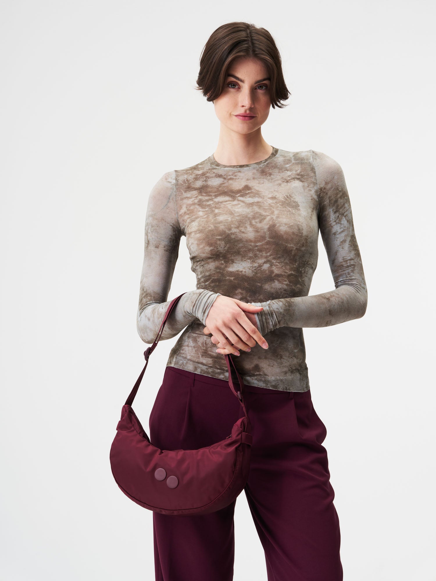 pinqponq-Krumm-Small-Changeant-Glazed-Red-model-front