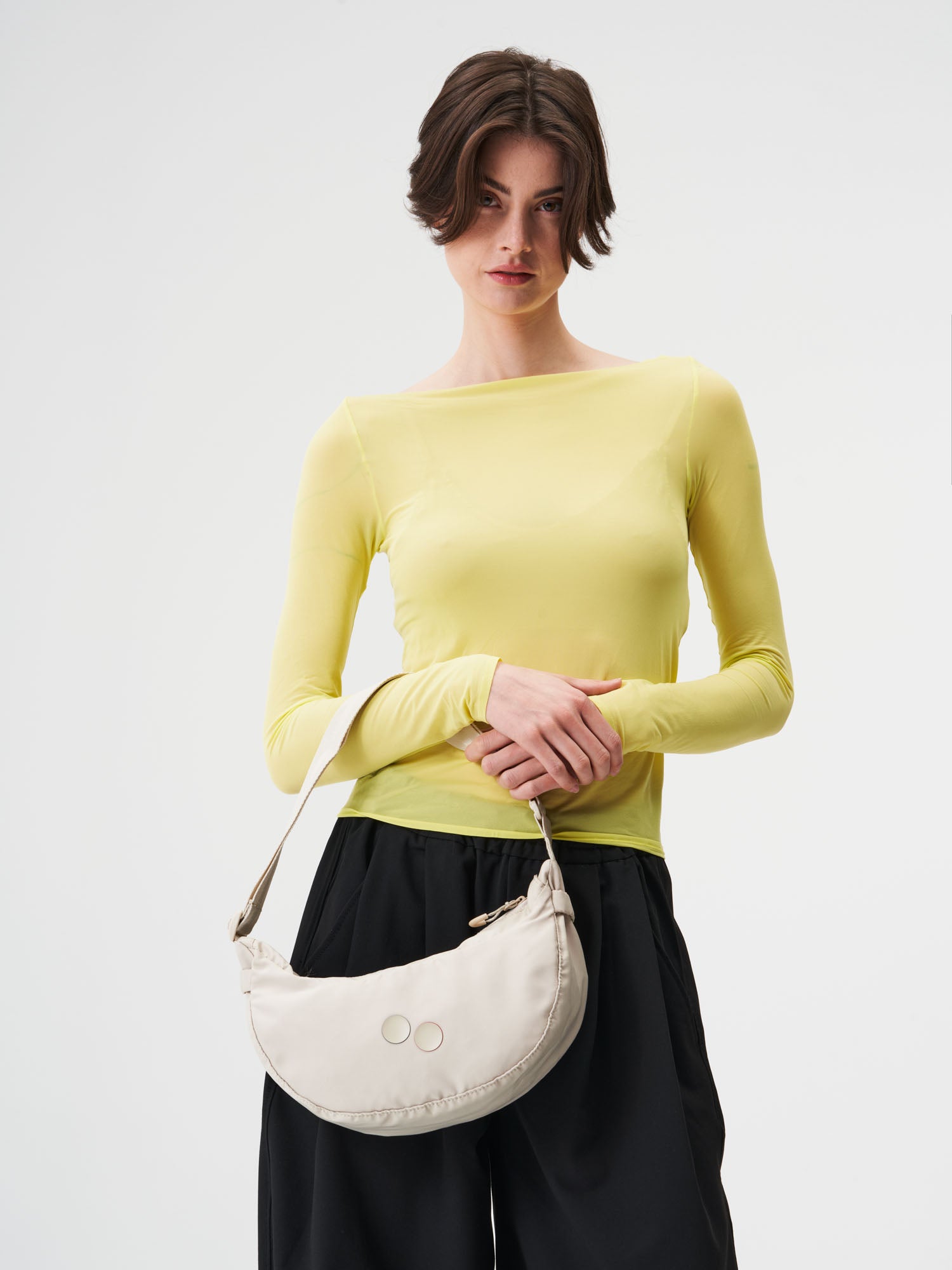 pinqponq-Krumm-Small-Cliff-Beige-model-front