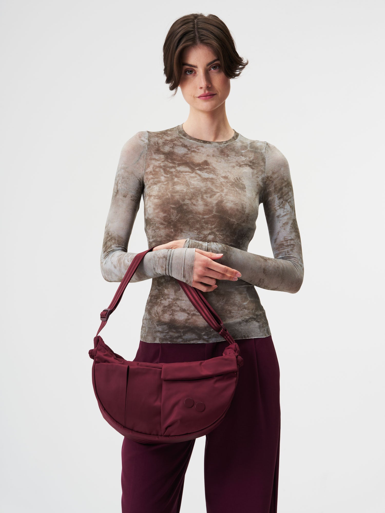 pinqponq-Krumm-Medium-Changeant-Glazed-Red-model-front