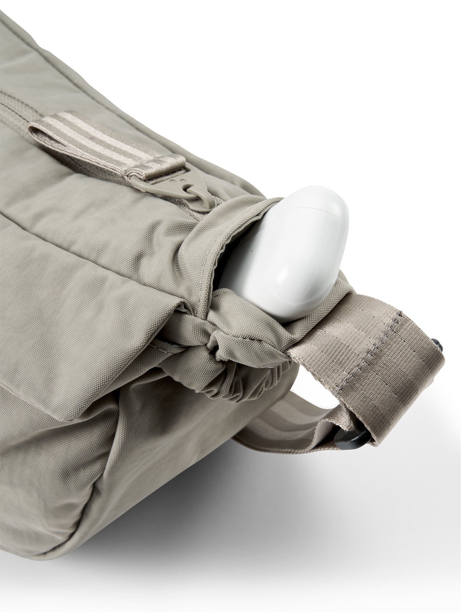 pinqponq-Krumm-Medium-Crinkle-Taupe-closeup-details