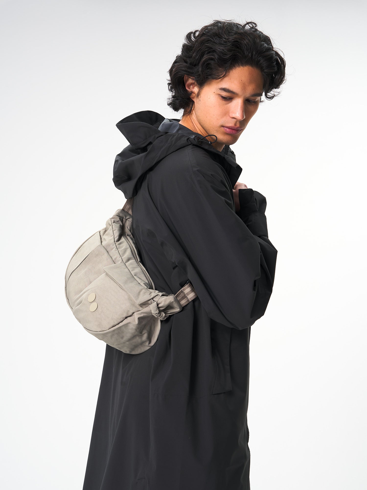 pinqponq-Krumm-Medium-Crinkle-Taupe-model-front