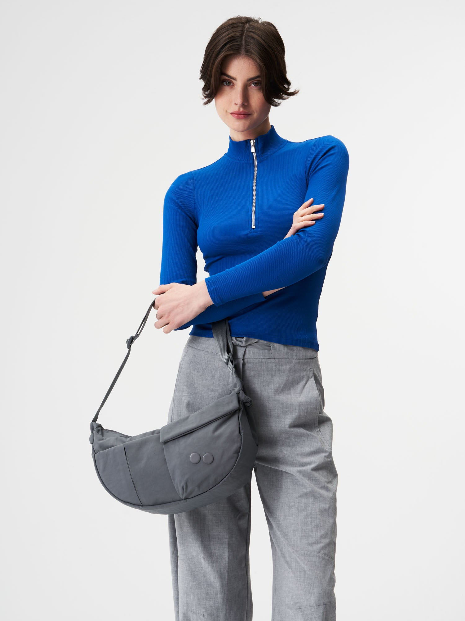 pinqponq-Krumm-Medium-Crinkle-Grey-model-female-front