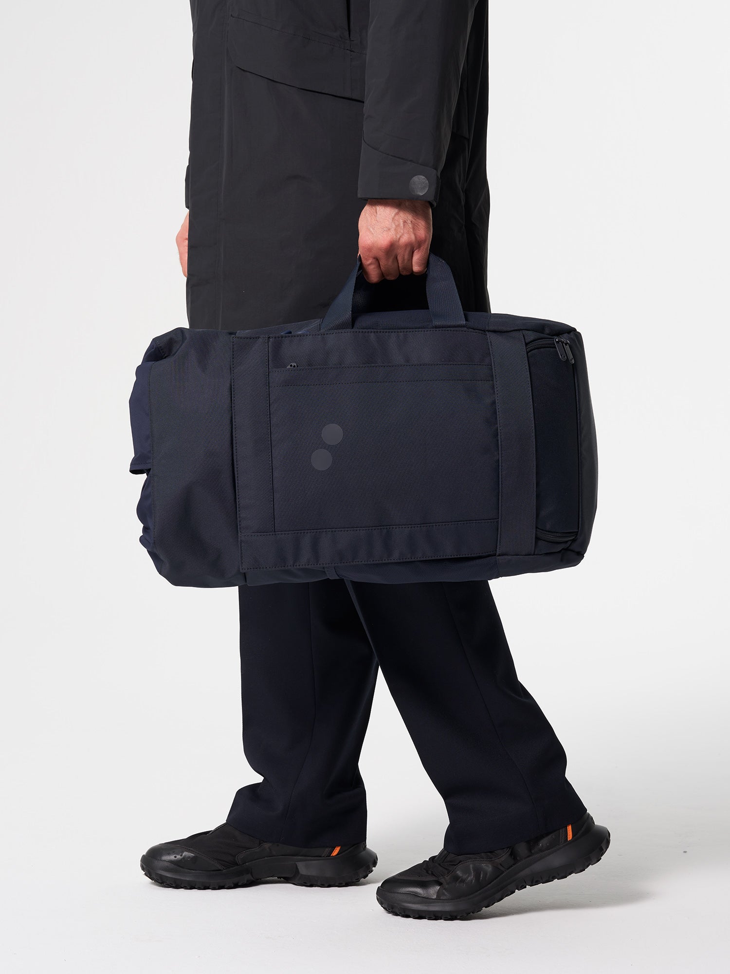 pinqponq-Blok-Medium-Fjord-Navy-model-side