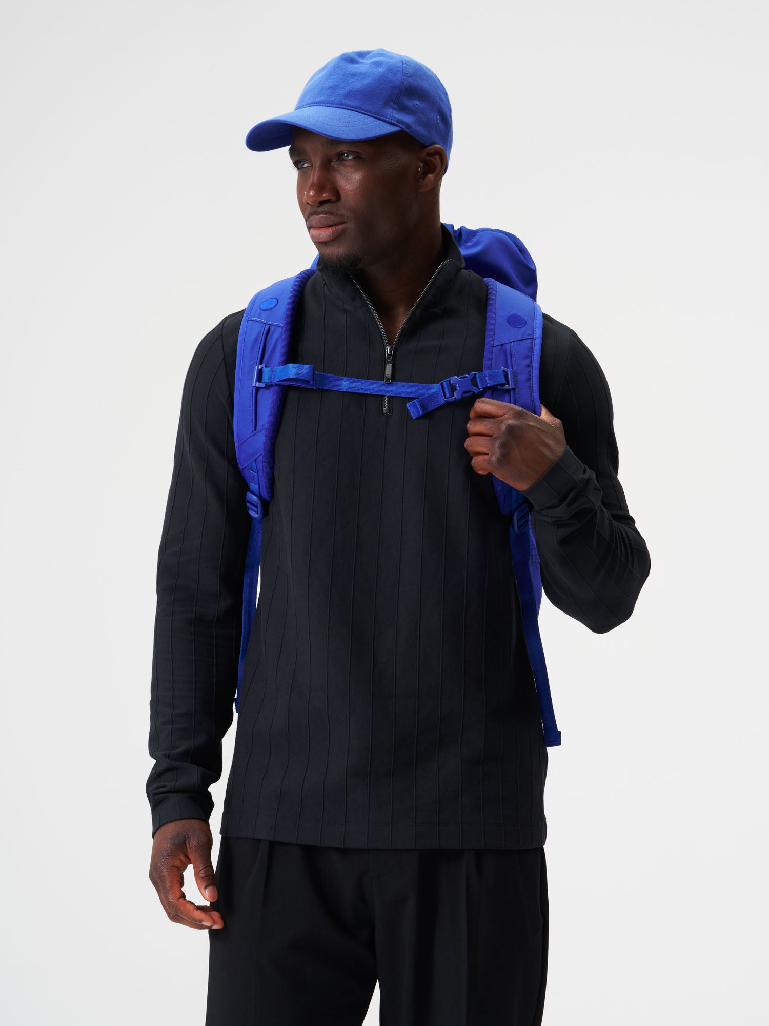 pinqponq-Blok-Medium-Ultimate-Blue-model-back