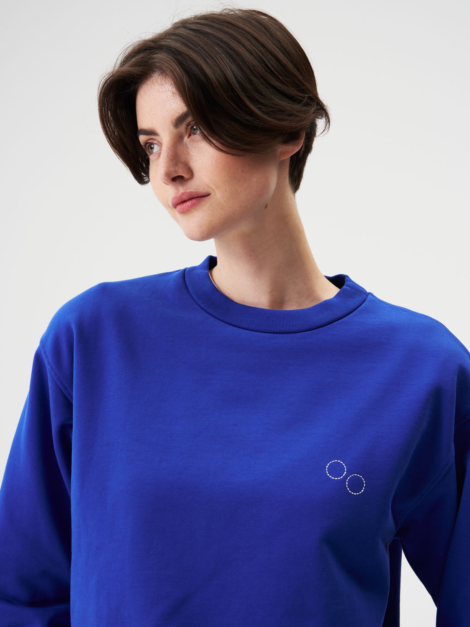 pinqponq-Sweatshirt-Unisex-Future-Blue-Pelle-Cass-Pingpong-model-front-detail