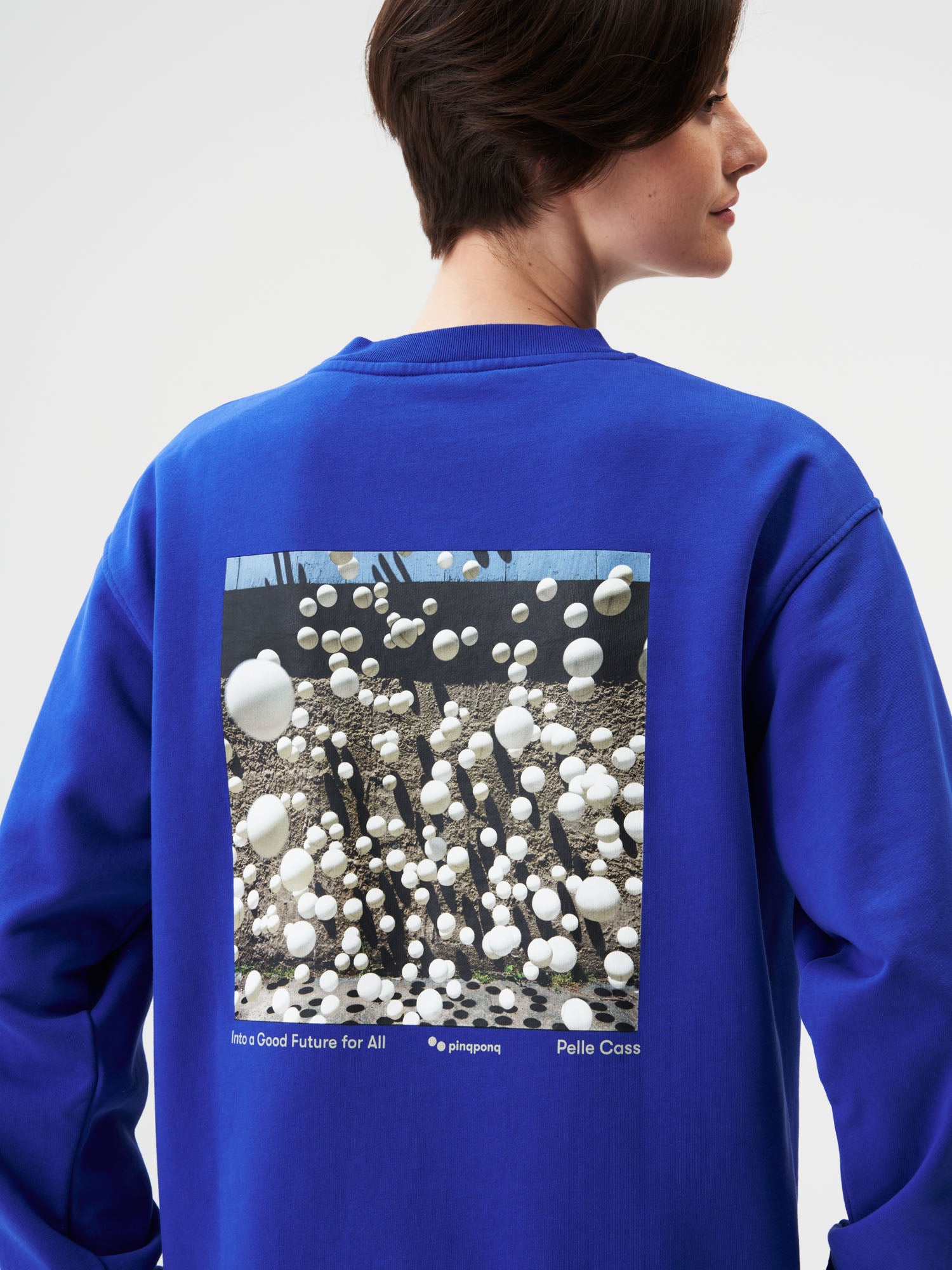 pinqponq-Sweatshirt-Unisex-Future-Blue-Pelle-Cass-Pingpong-model-back-detail