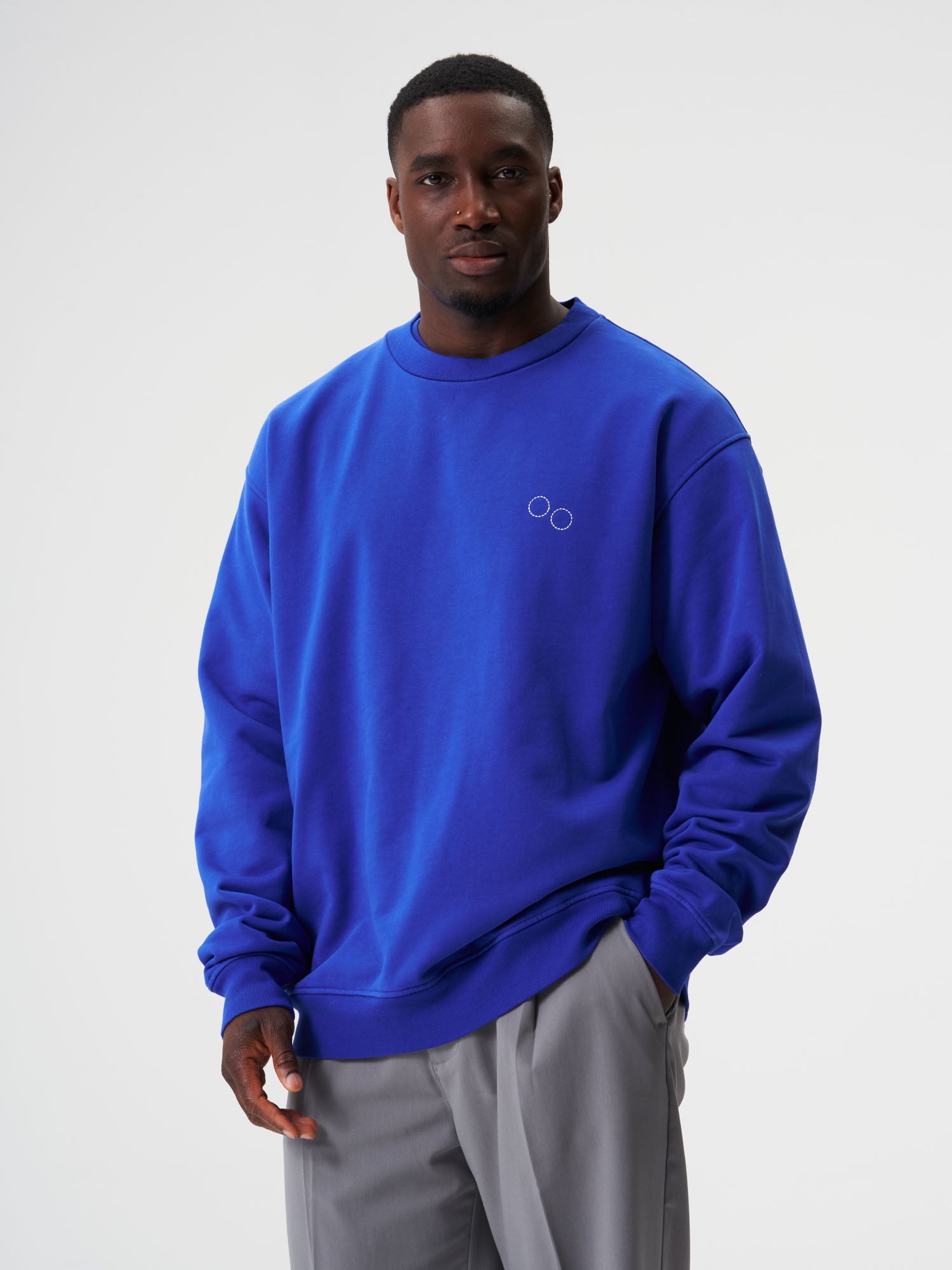 pinqponq-Sweatshirt-Unisex-Future-Blue-Pelle-Cass-Pingpong-model-front