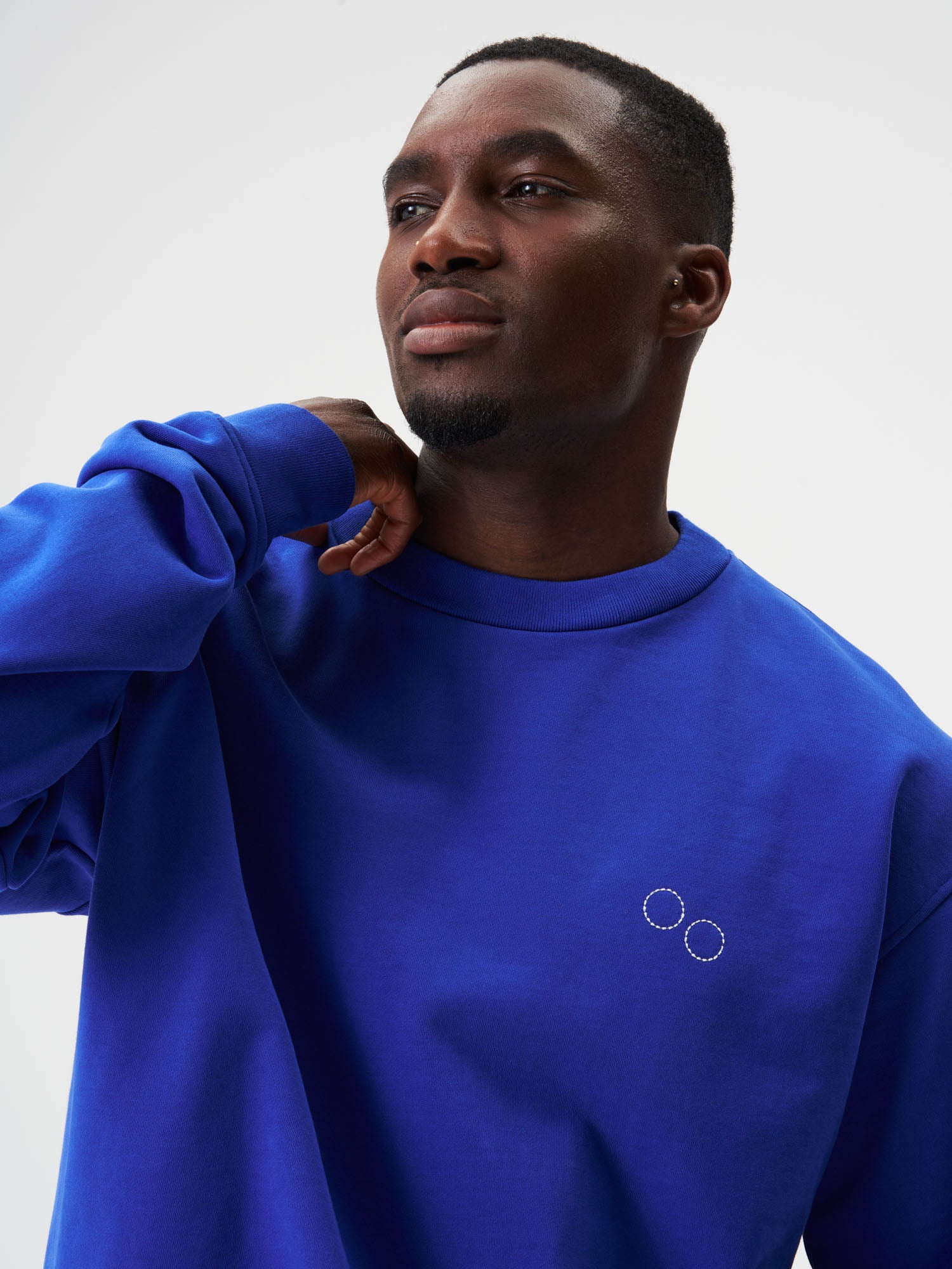 pinqponq-Sweatshirt-Unisex-Future-Blue-Pelle-Cass-Pingpong-model-front-detail