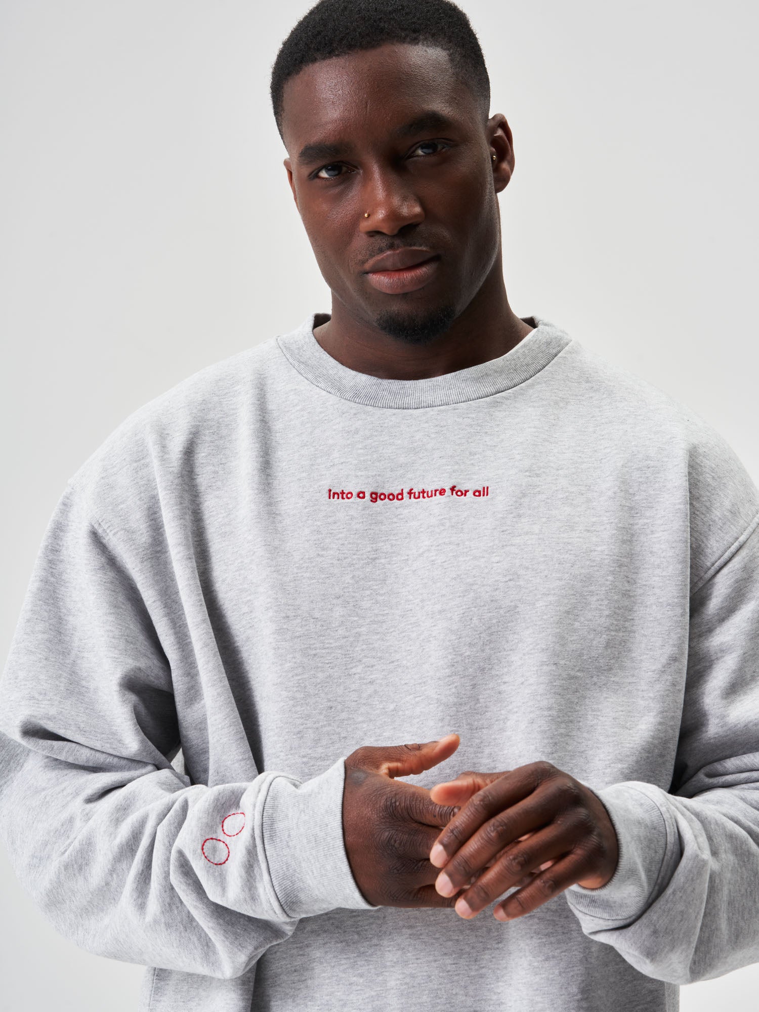 pinqponq-Sweatshirt-Unisex-Future-Grey-Melange-model-front-detail