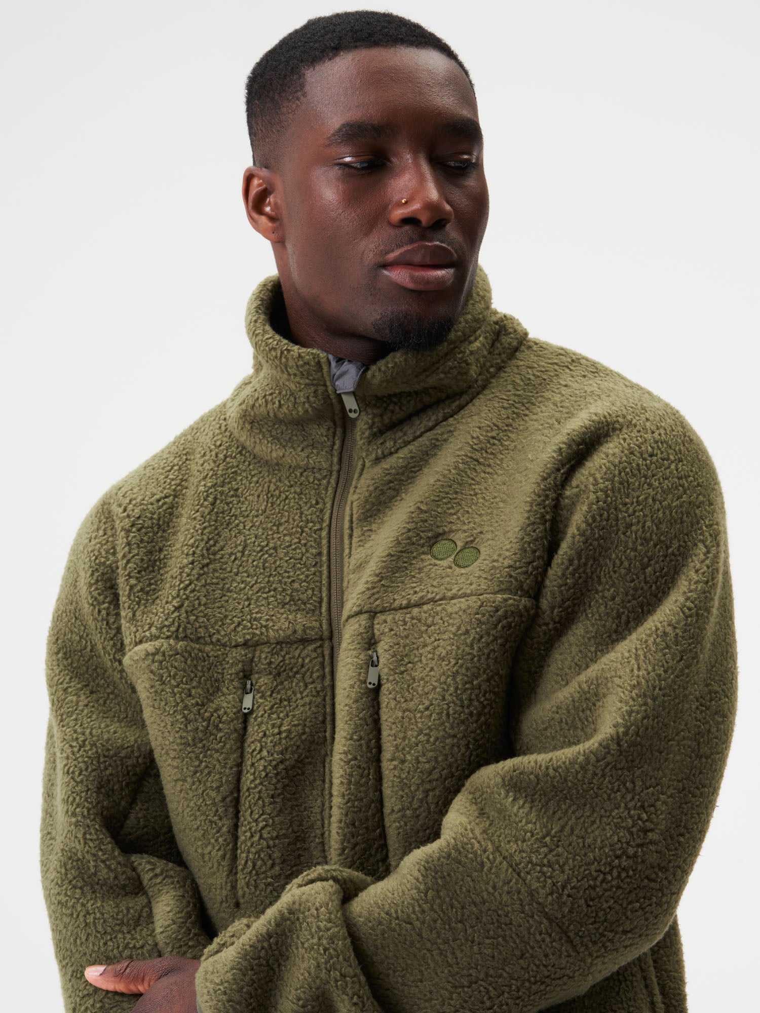 pinqponq-Fleece-Jacket-Men-Eternal-Olive-model-front-detail