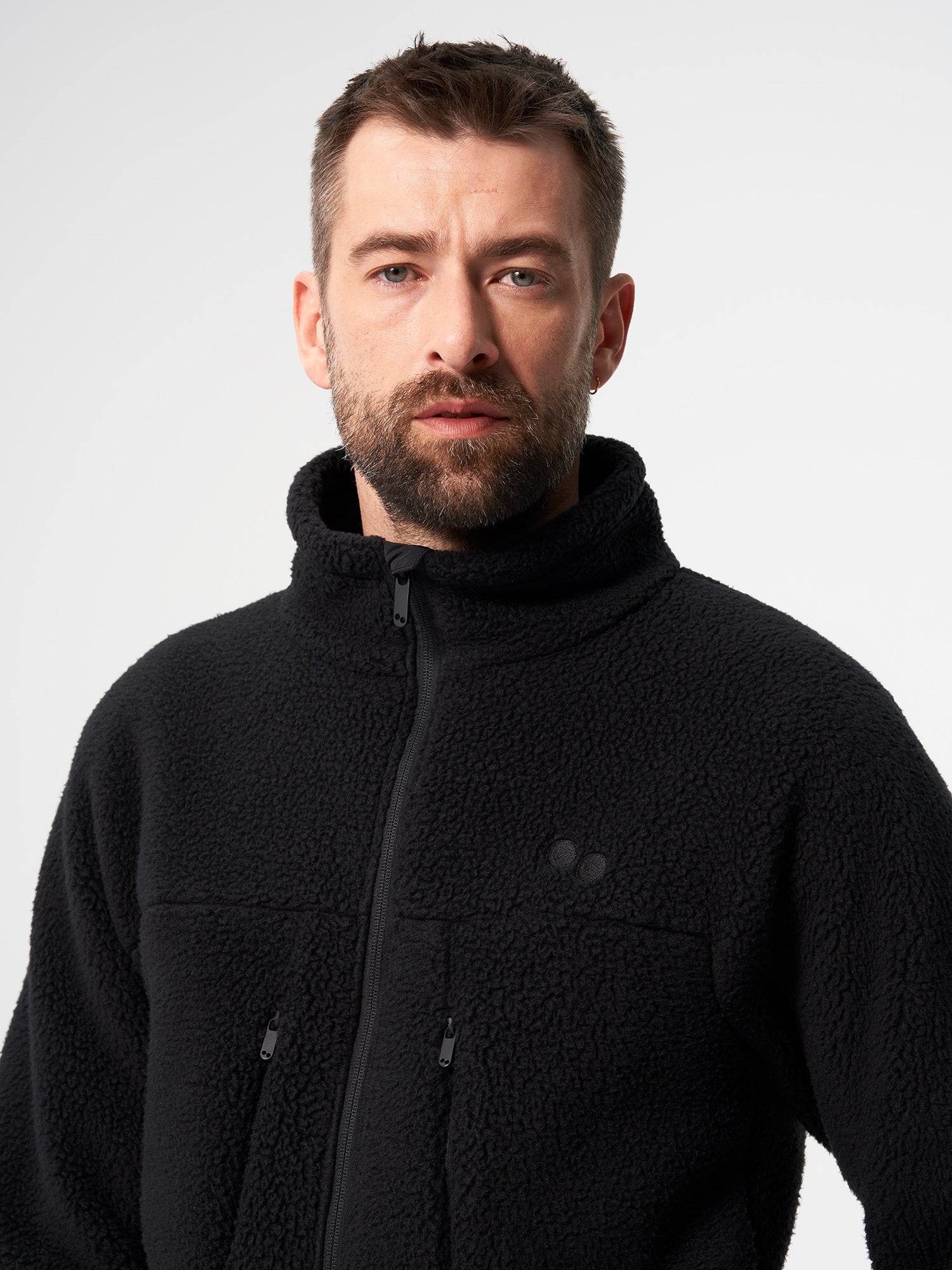 pinqponq-Fleece-Jacket-Men-Peat-Black-model-front-detail