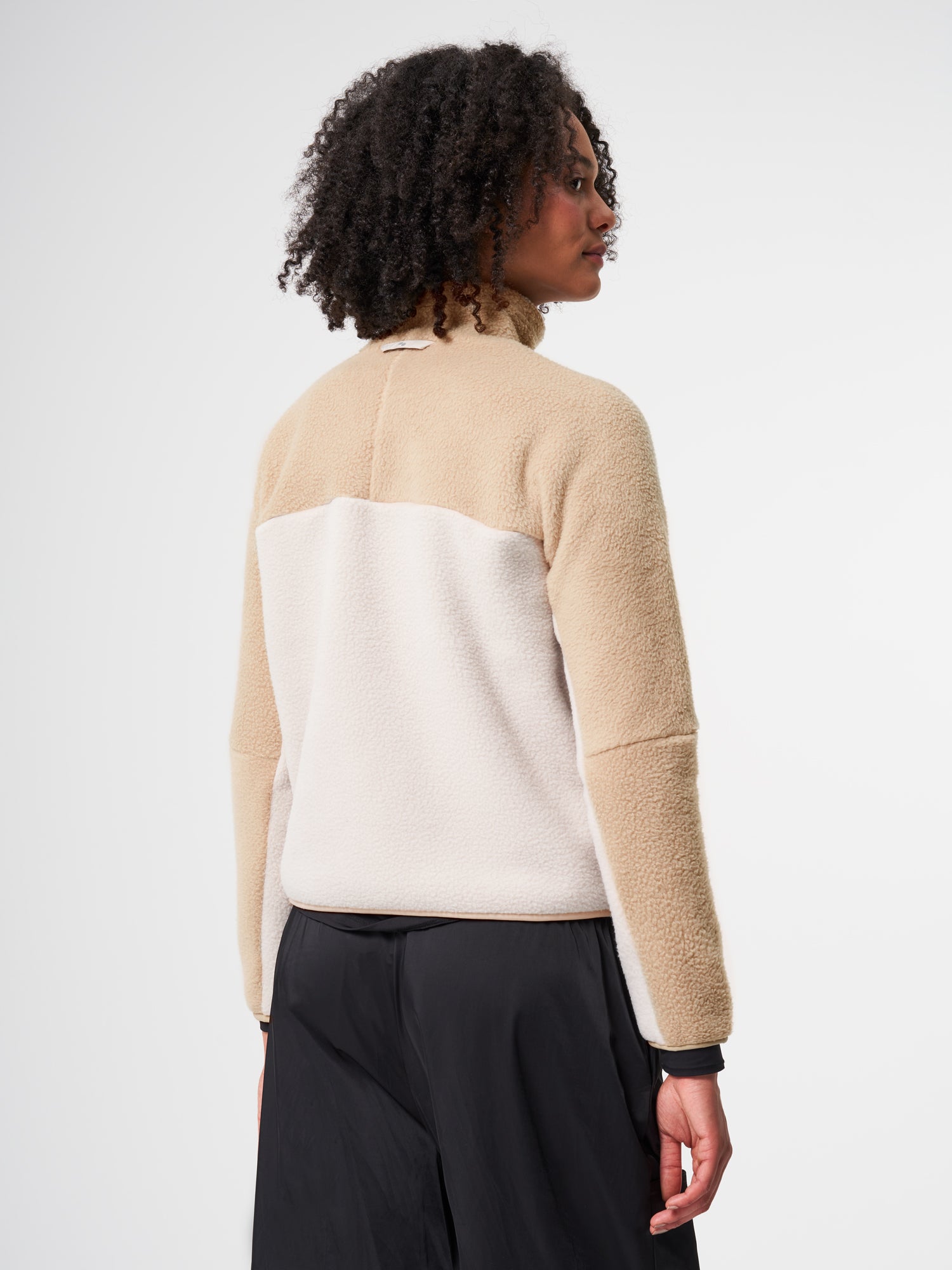 pinqponq-Fleece-Jacket-Women-Tune-Khaki-model-female-back