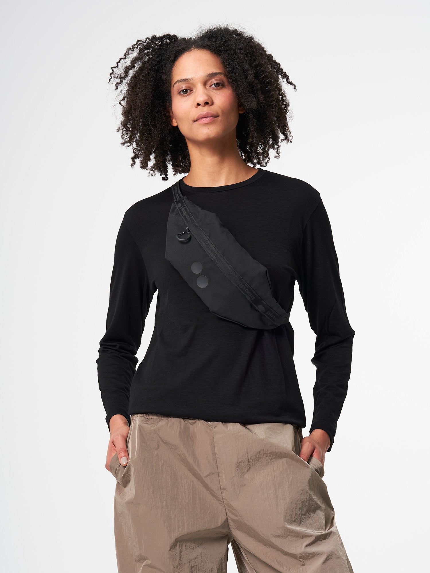 pinqponq-hip-bag-brik-rooted-black-model-front