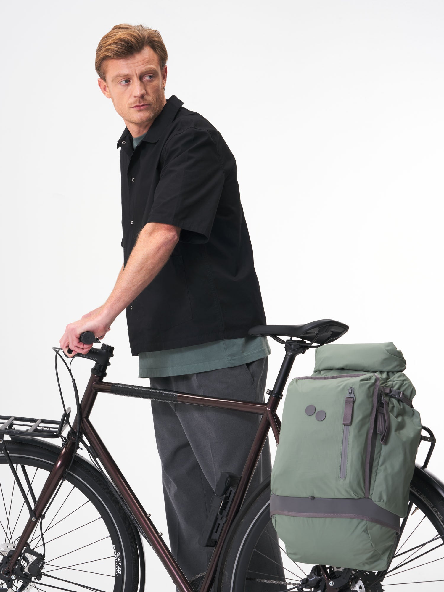 pinqponq-Komut-MB-Pure-Sage-model-male-front-details