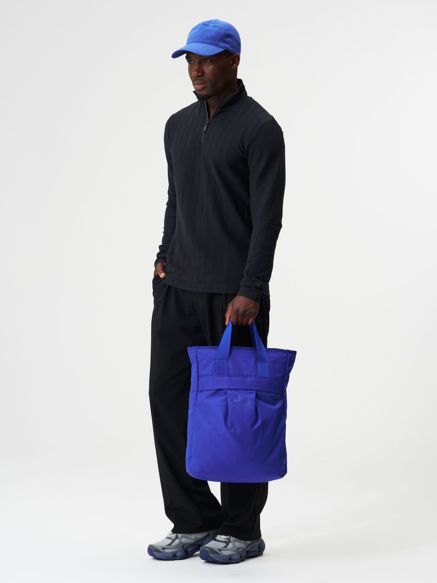 pinqponq-Komo-Ultimate-Blue-model-front