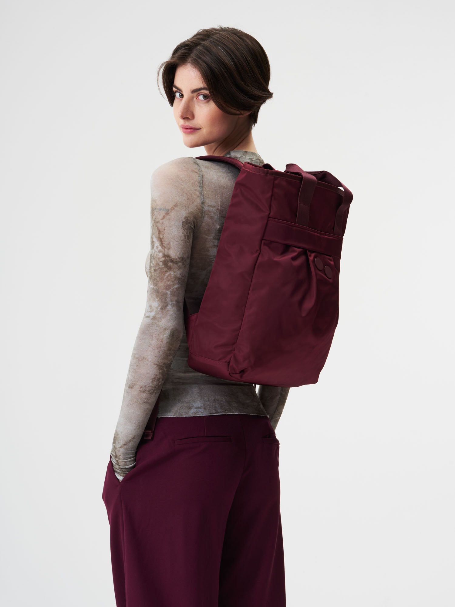 pinqponq-Komo-Changeant-Glazed-Red-model-front