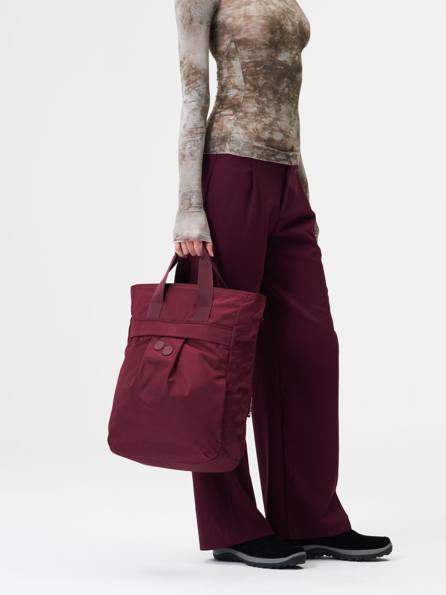 pinqponq-Komo-Changeant-Glazed-Red-model-front