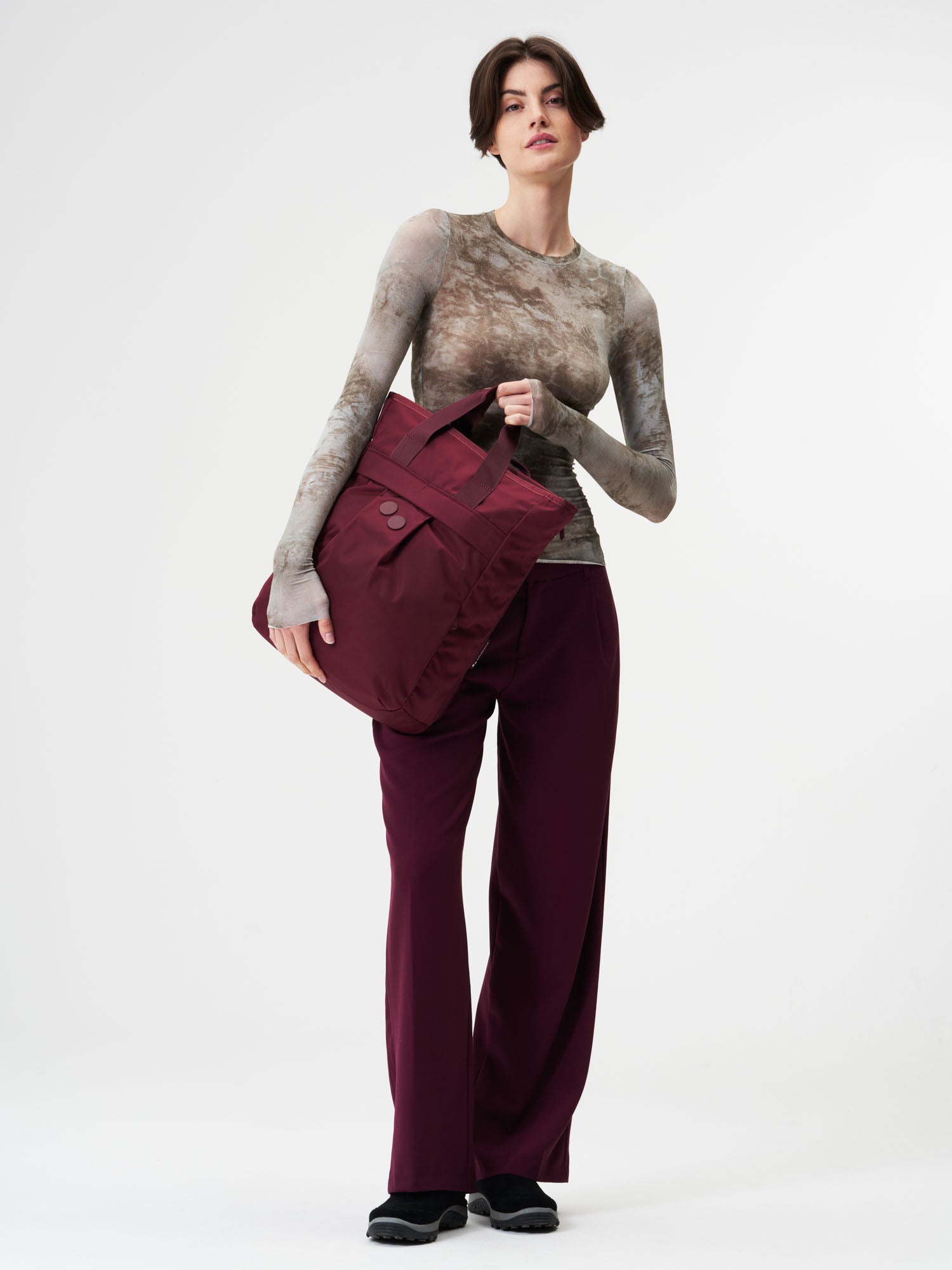 pinqponq-Komo-Changeant-Glazed-Red-model-front