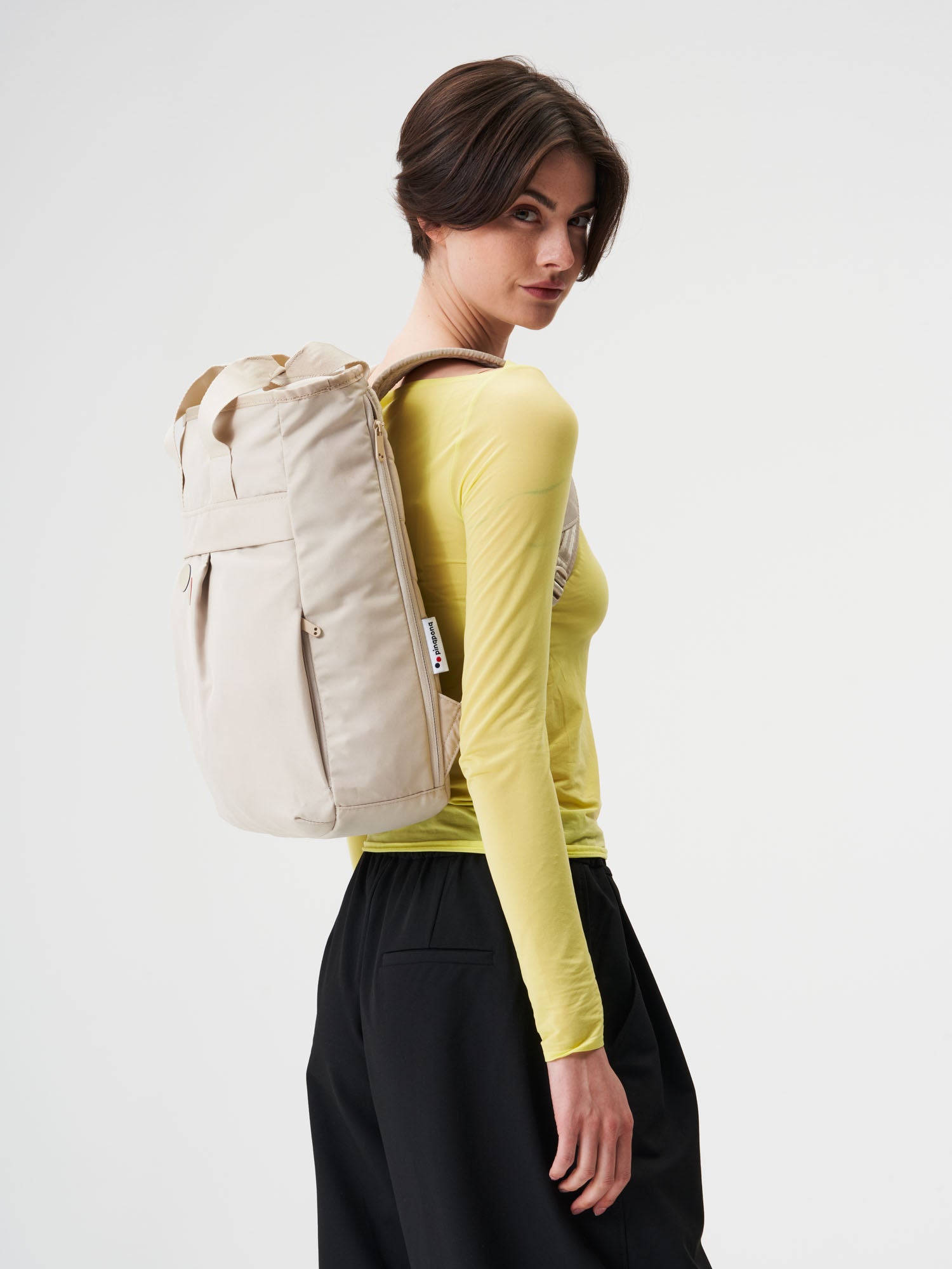 pinqponq-Komo-Cliff-Beige-model-front