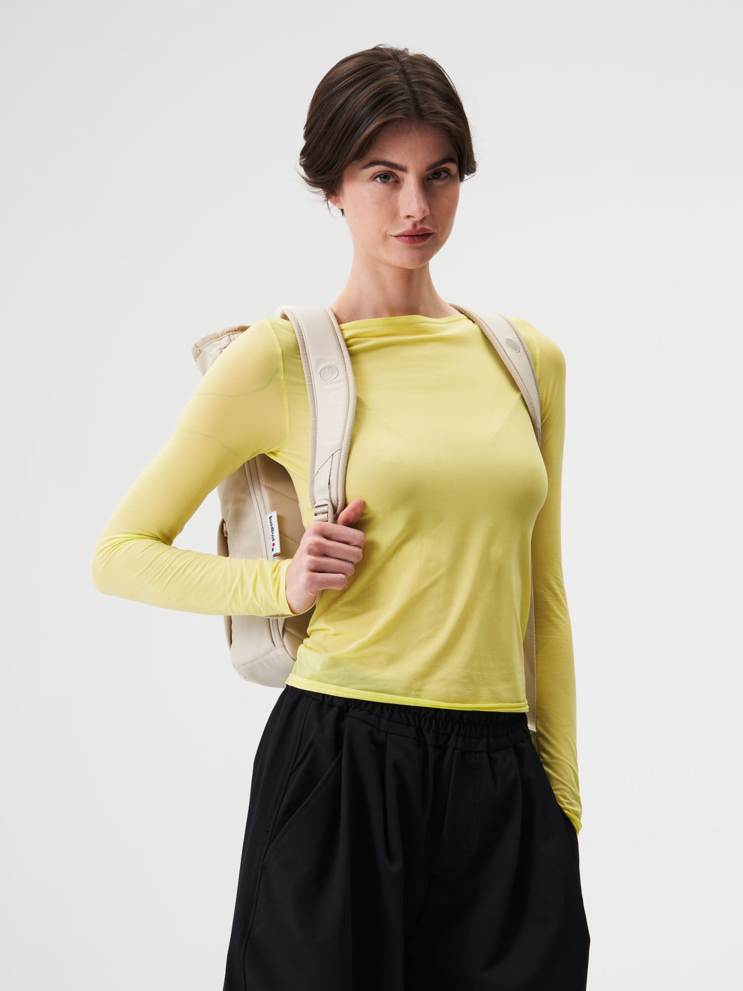 pinqponq-Komo-Cliff-Beige-model-back