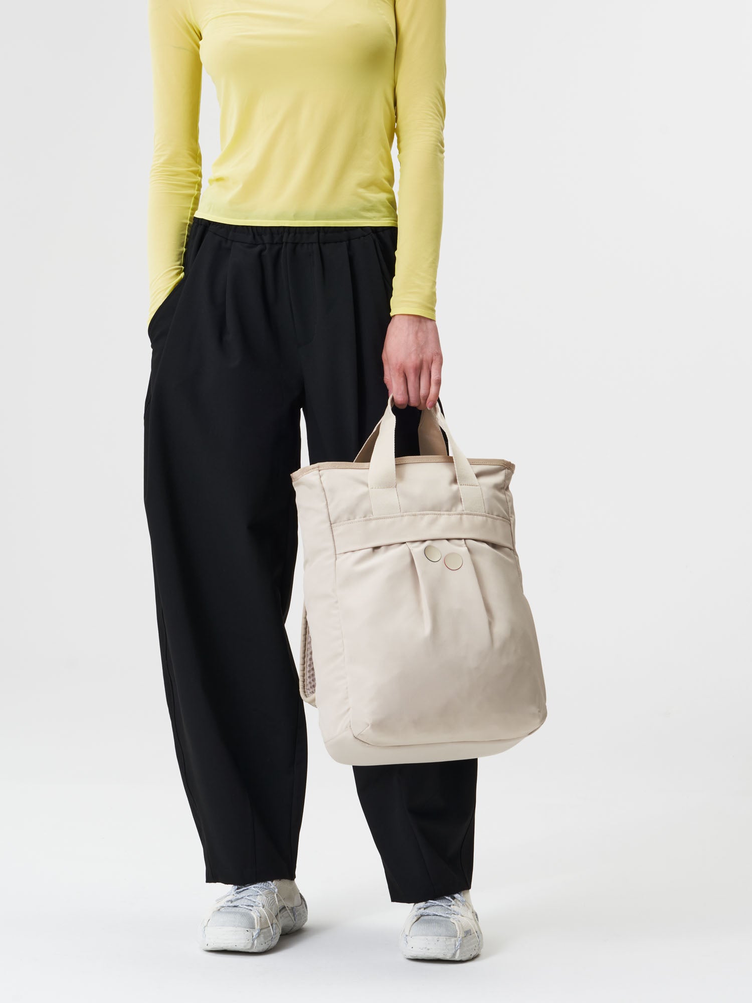 pinqponq-Komo-Cliff-Beige-model-front