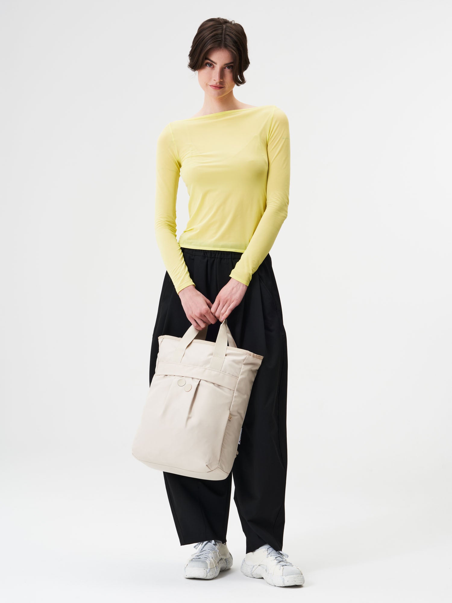 pinqponq-Komo-Cliff-Beige-model-front