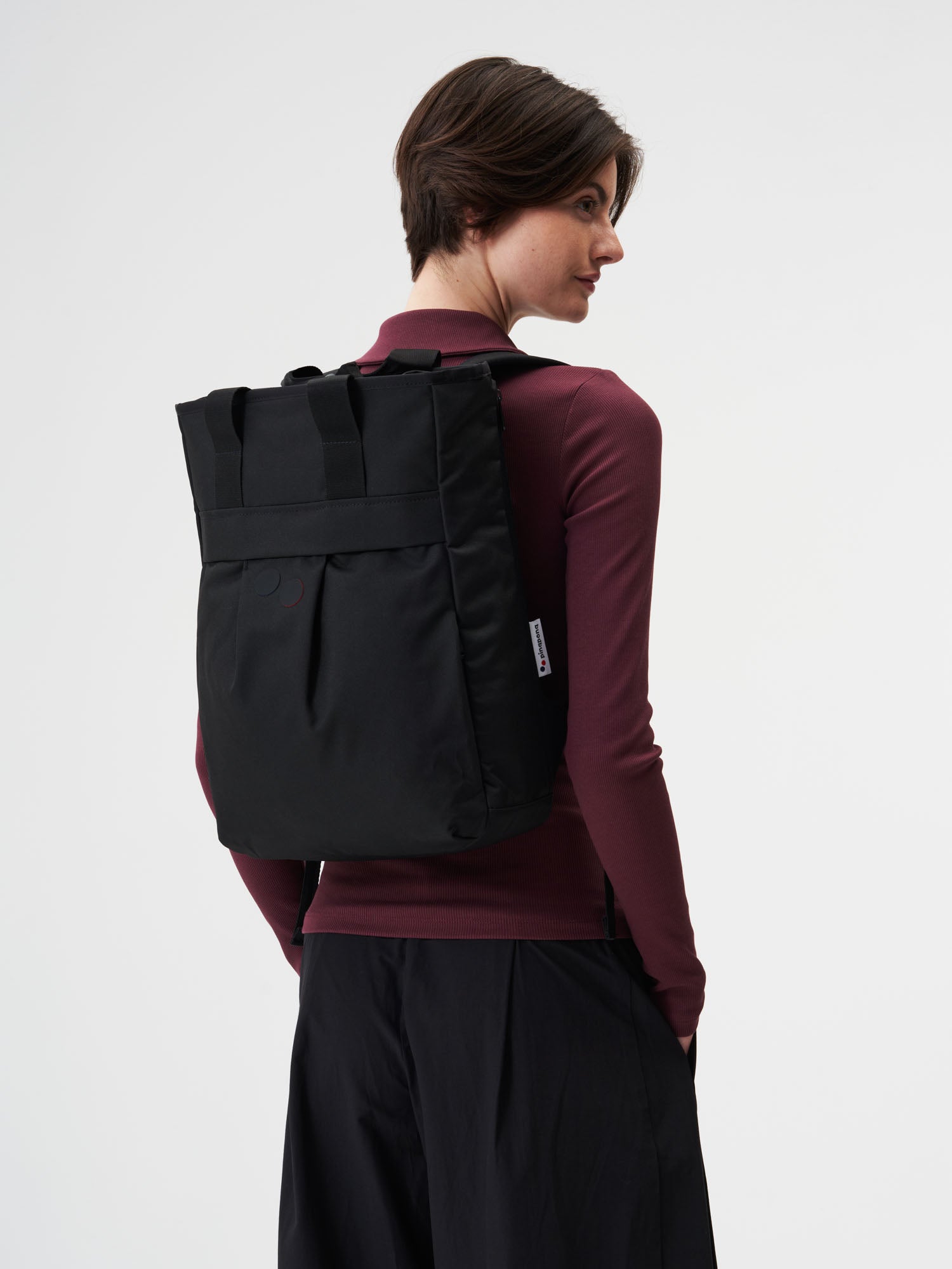 pinqponq-Komo-Rooted-Black-model-front