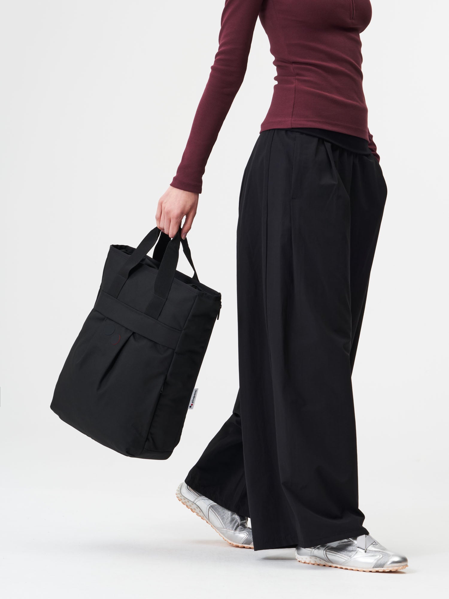 pinqponq-Komo-Rooted-Black-model-front