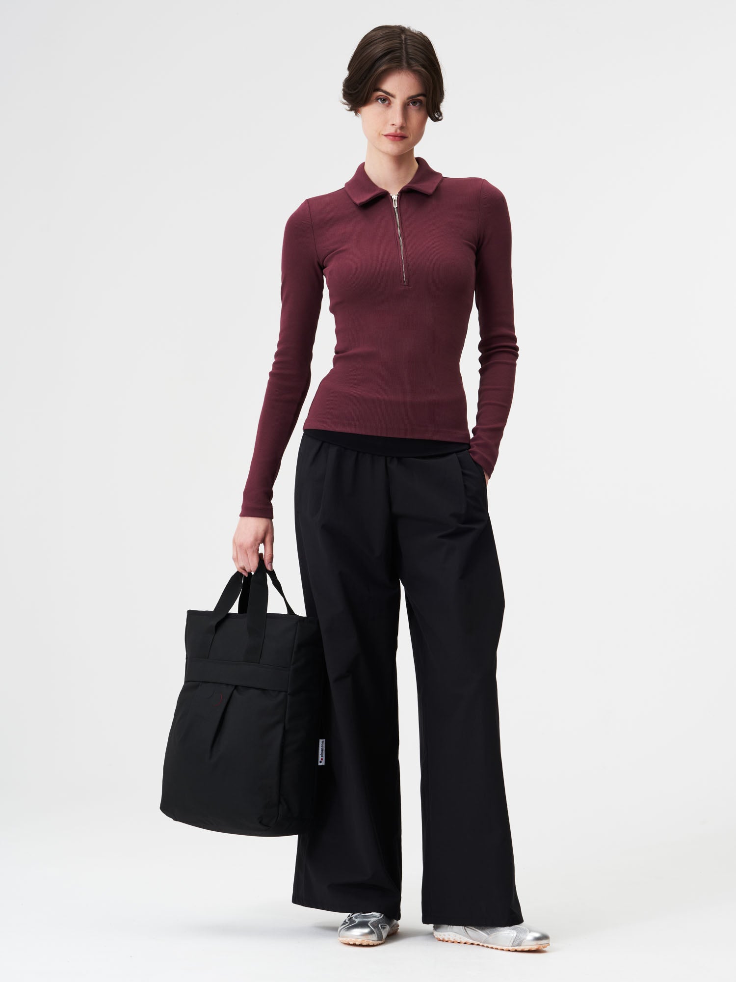 pinqponq-Komo-Rooted-Black-model-front