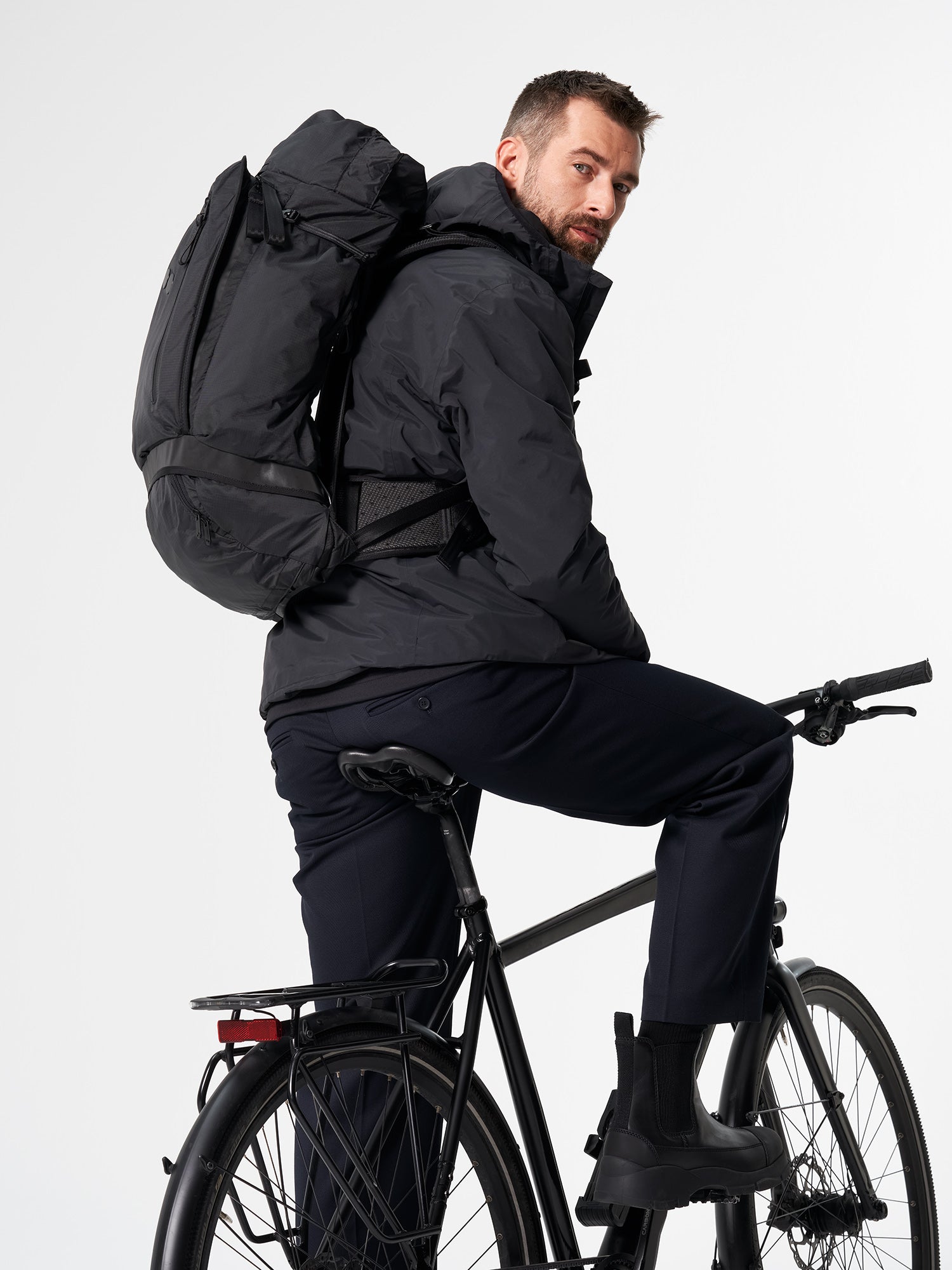 pinqponq-Komut-Large-Pure-Black-model-male-side