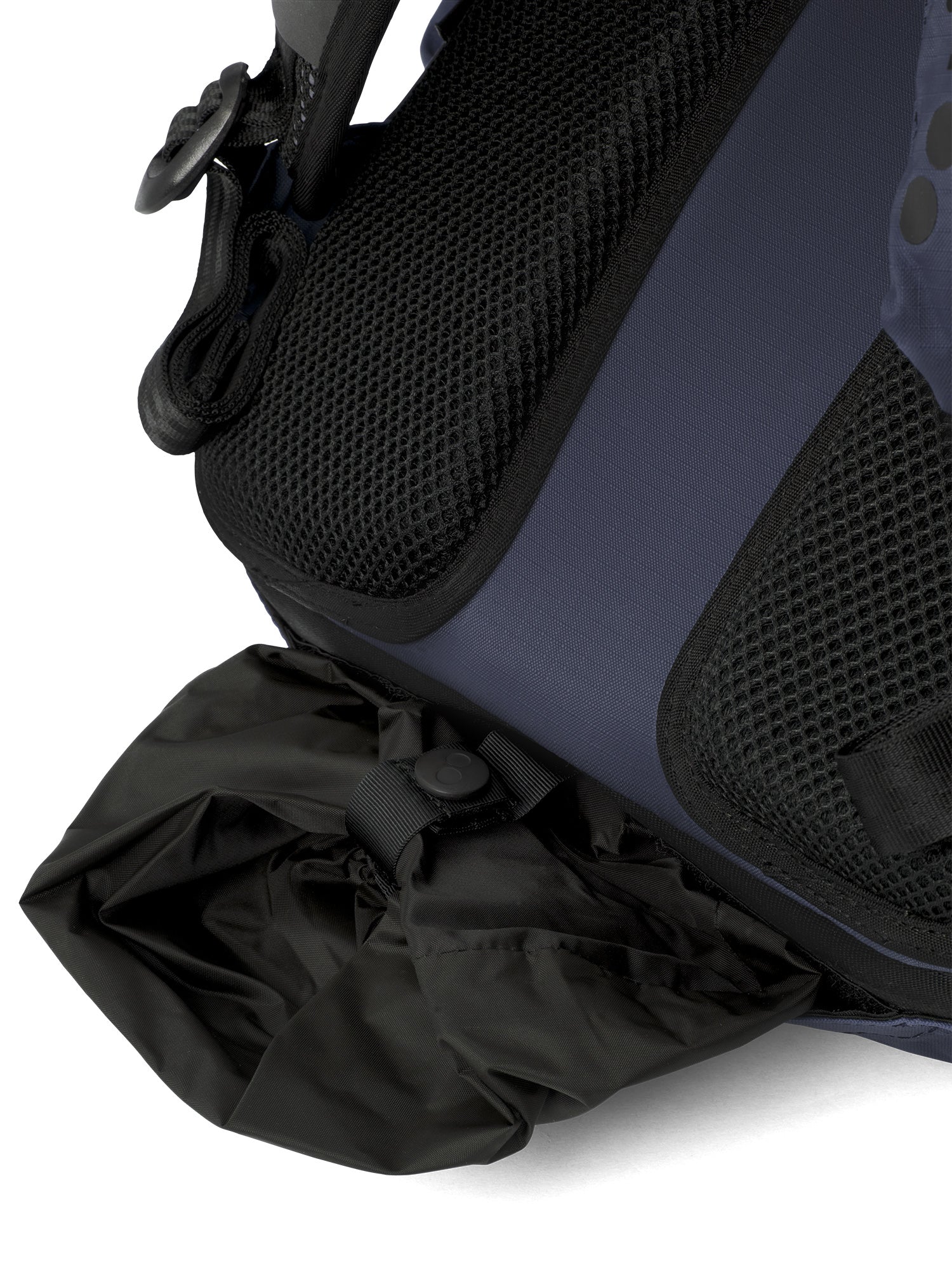 pinqponq-Komut-Medium-Pure-Navy-closeup-detail