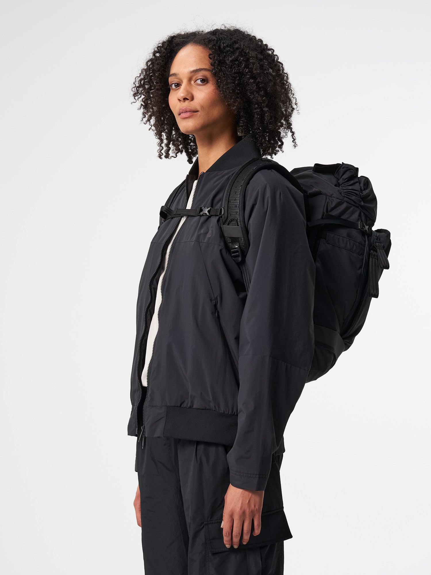 Pinqponq-Komut-Medium-Pure-Black-model-side