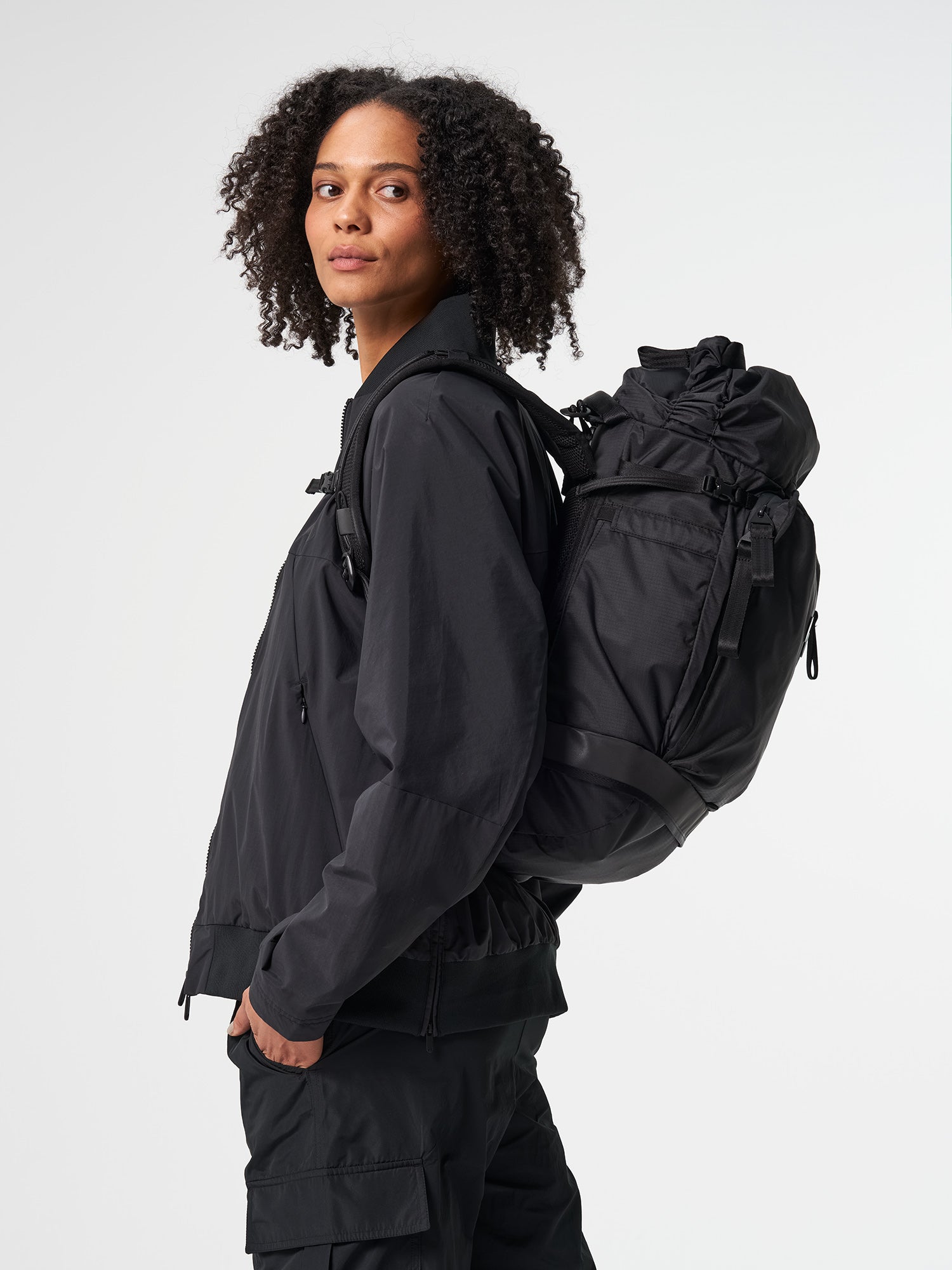 Pinqponq-Komut-Medium-Pure-Black-model-side