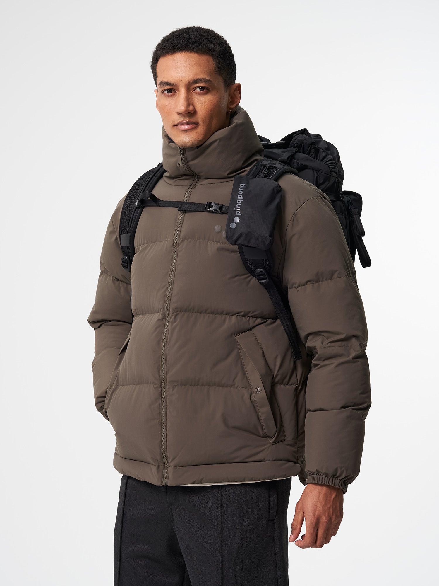 Pinqponq-Komut-Medium-Pure-Black-model-back