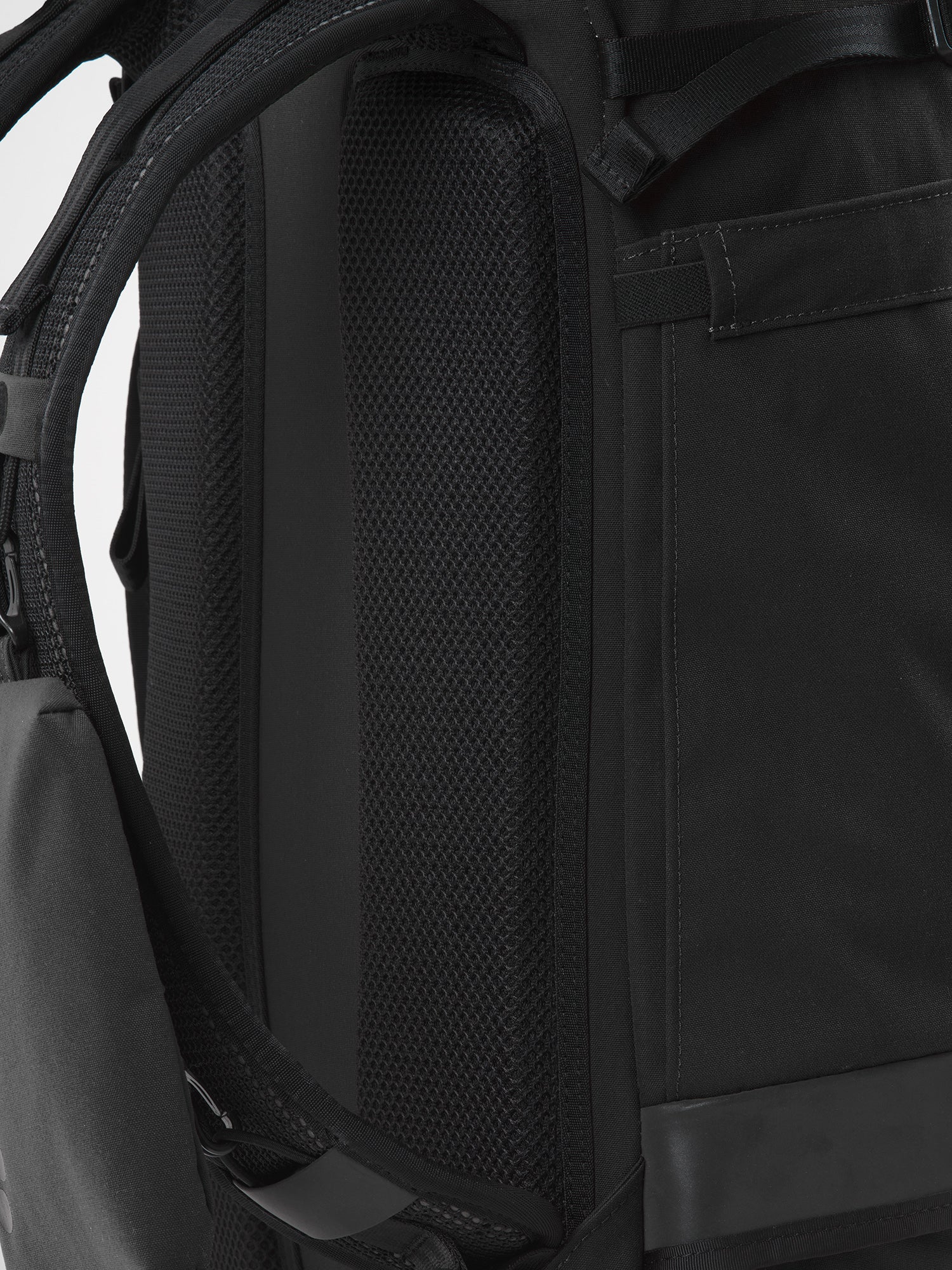 pinqponq-Komut-Medium-Solid-Black-material