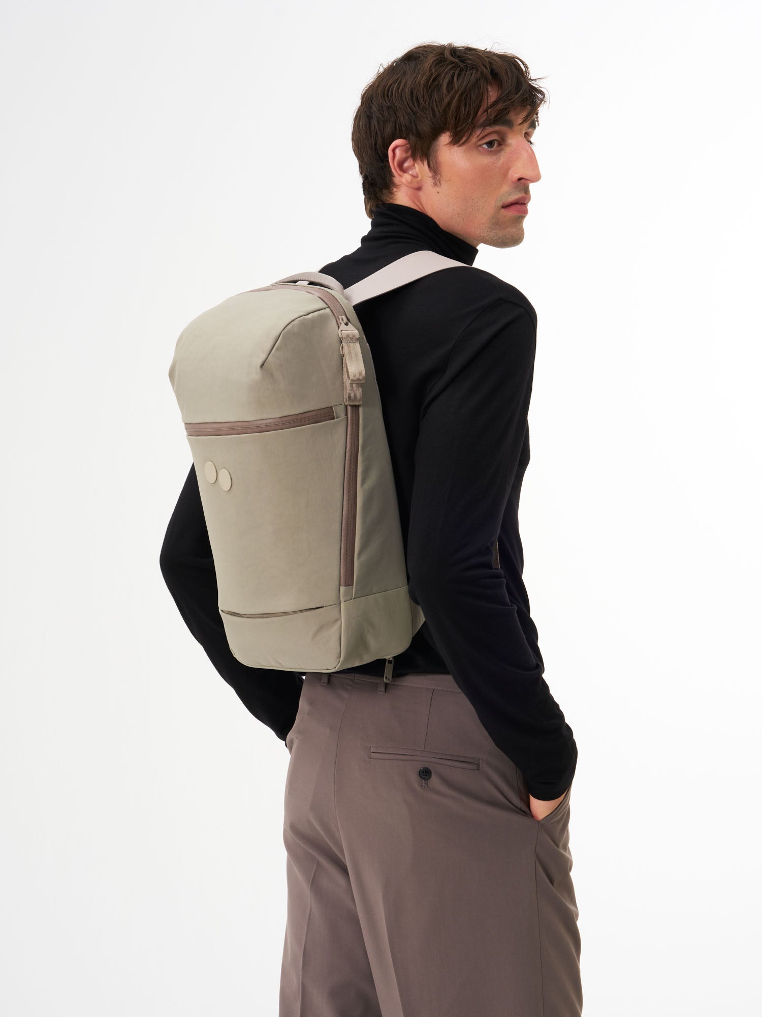 pinqponq-Kontor-Crinkle-Taupe-model-front