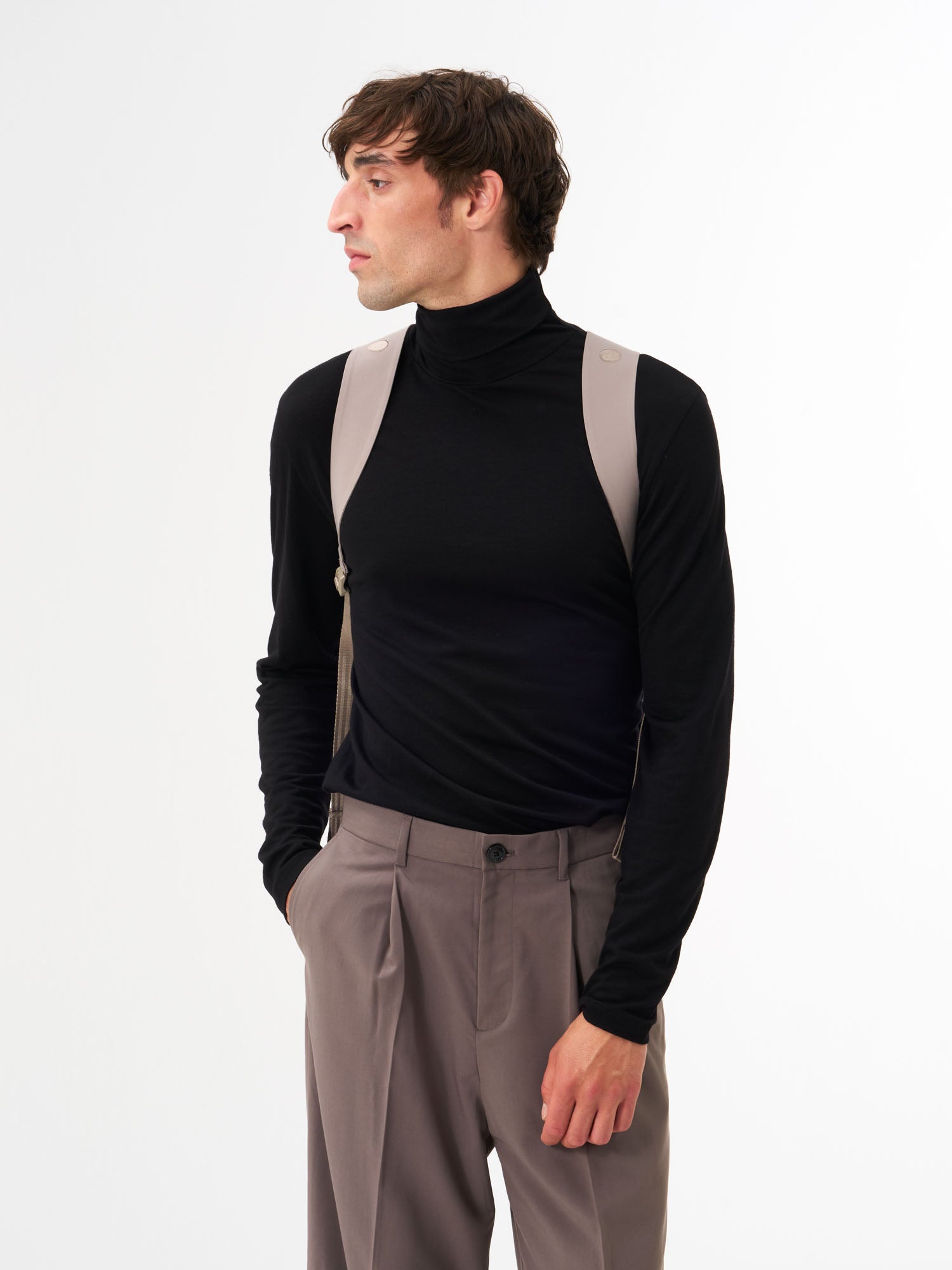 pinqponq-Kontor-Crinkle-Taupe-model-back
