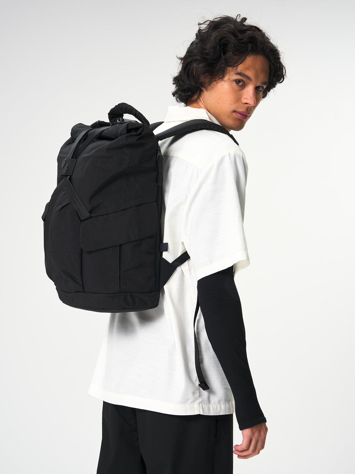 pinqponq-backpack-Kross-Crinkle-Black-model-side