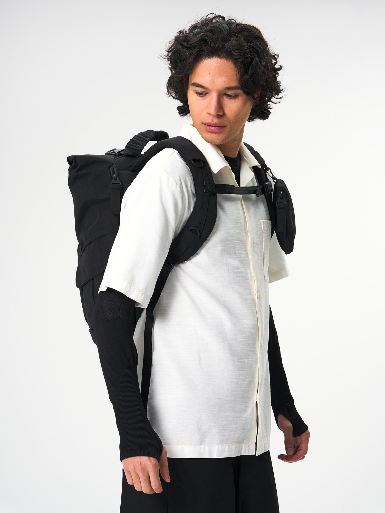 pinqponq-backpack-Kross-Crinkle-Black-model-side