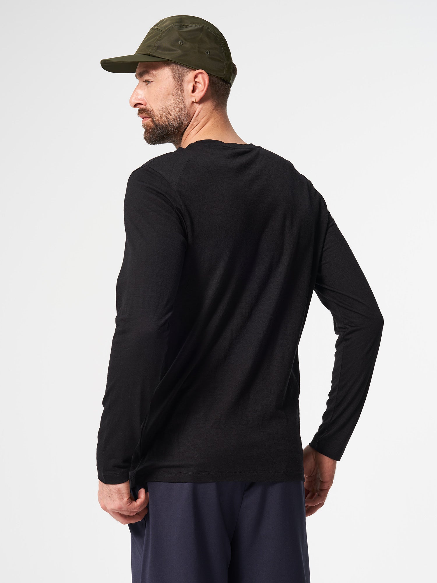 pinqponq-Longsleeve-Merino-Men-Core-Sheep-Black-model-back