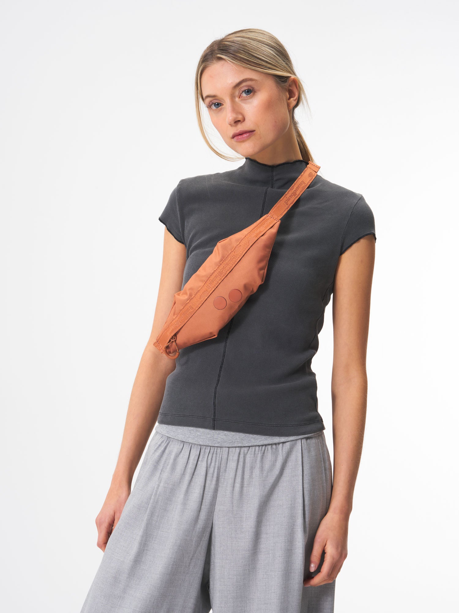 pinqponq-Nik-Astro-Dust-model-female-front