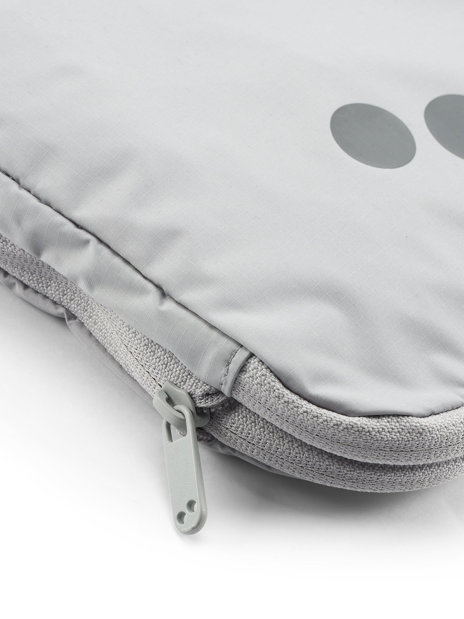 pinqponq-Komprik-M-Glacier-Grey-closeup-details