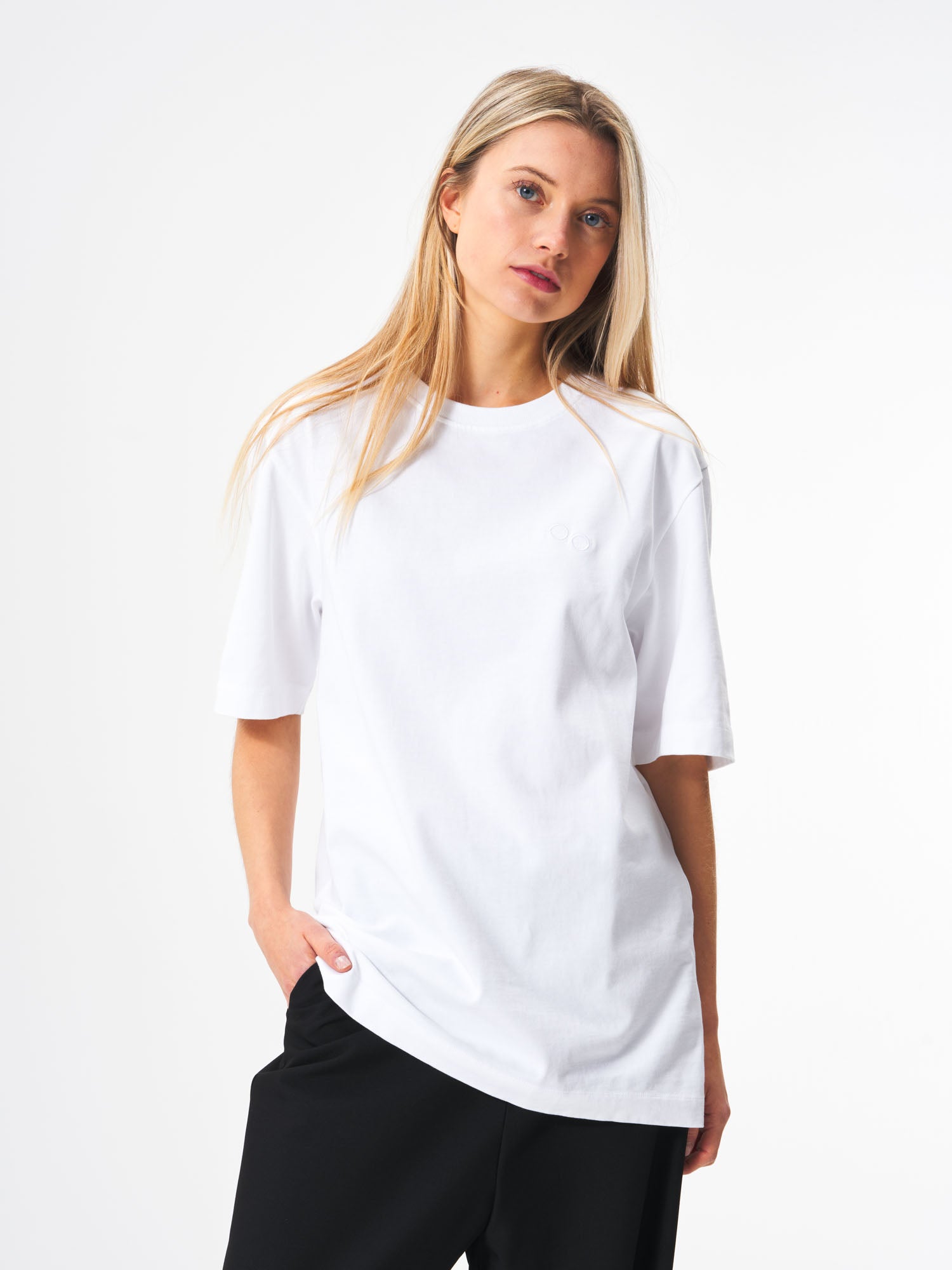 pinqponq-T-Shirt-Flower-White-model-female-front
