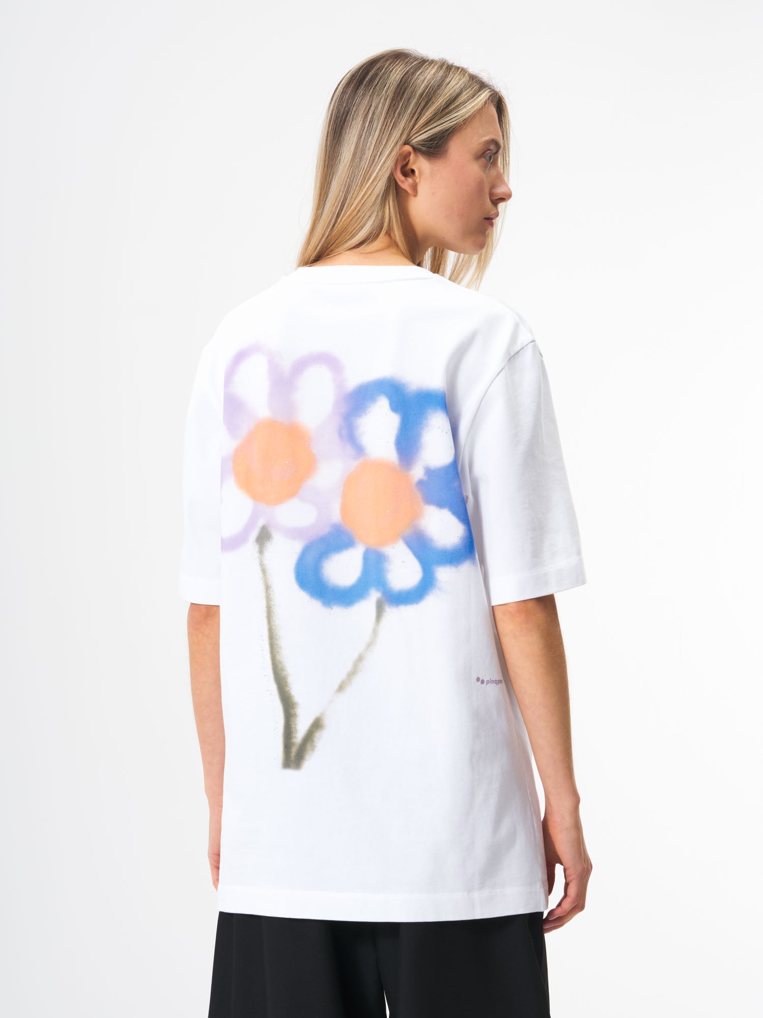 pinqponq-T-Shirt-Flower-White-model-female-back