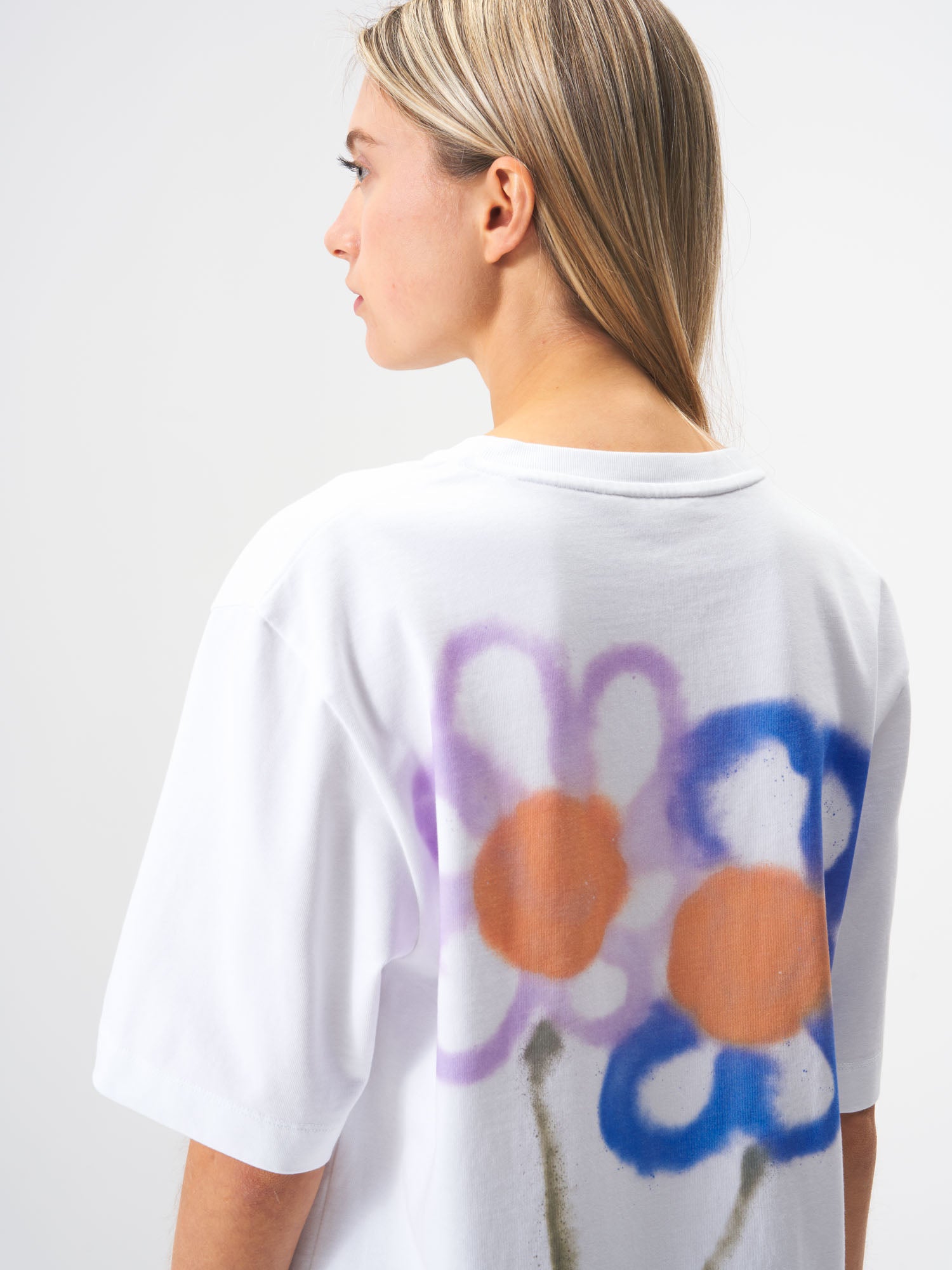 pinqponq-T-Shirt-Flower-White-model-female-back-detail